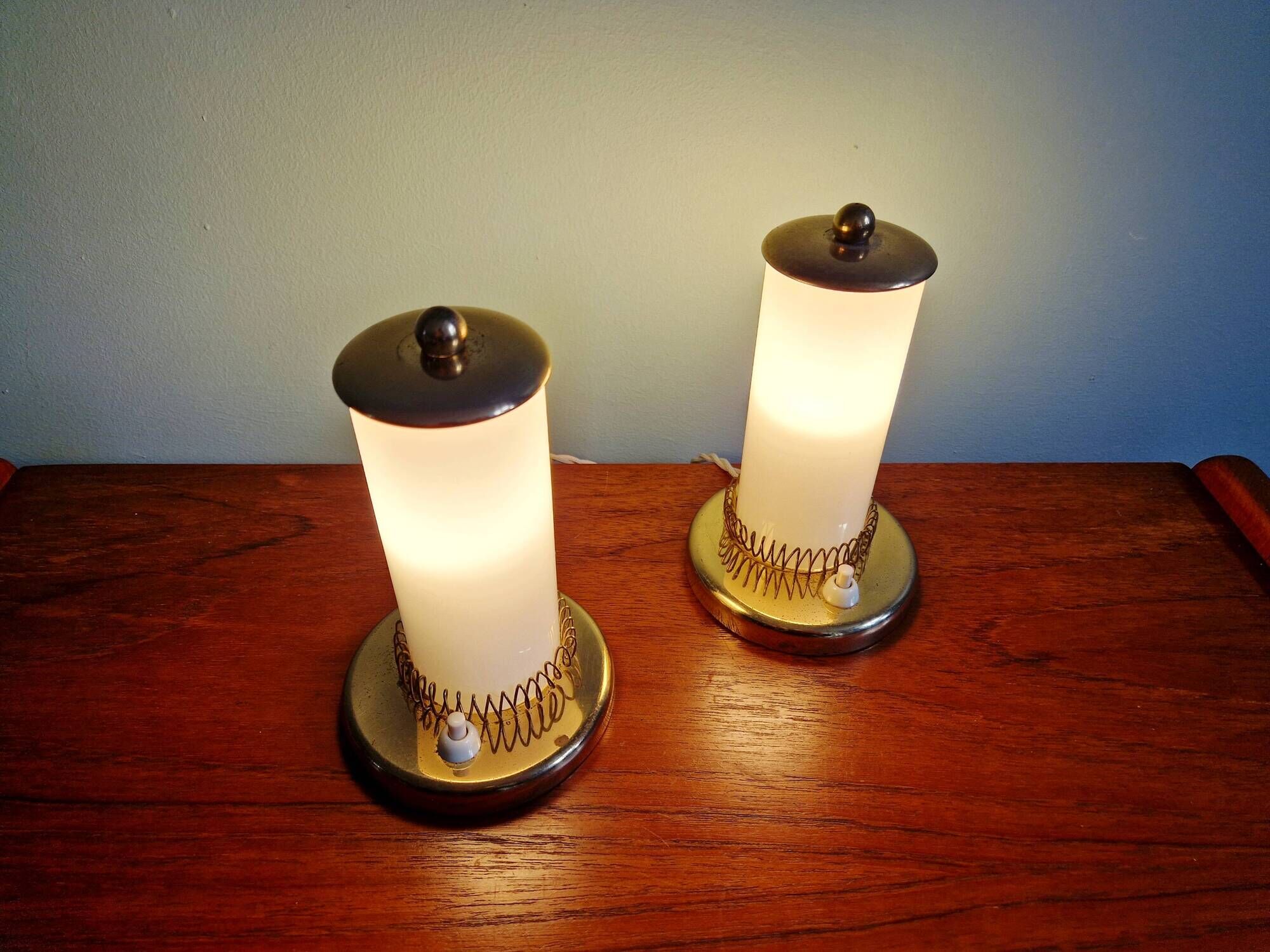 Pair of Mid-Century bedside lamps in brass and cream opaline, 1950.