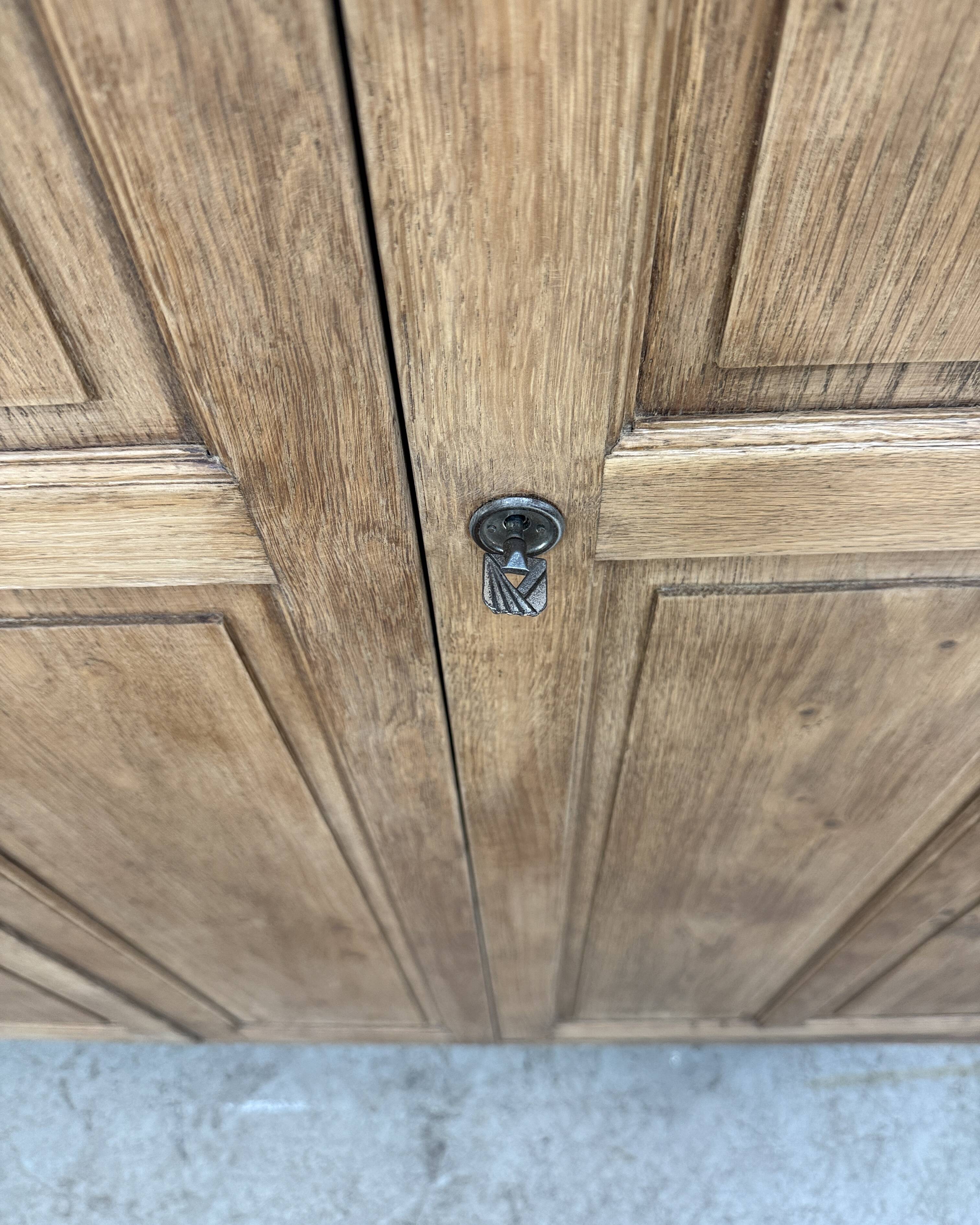 Grande armoire Art Dévo en chêne massif (rénovée)