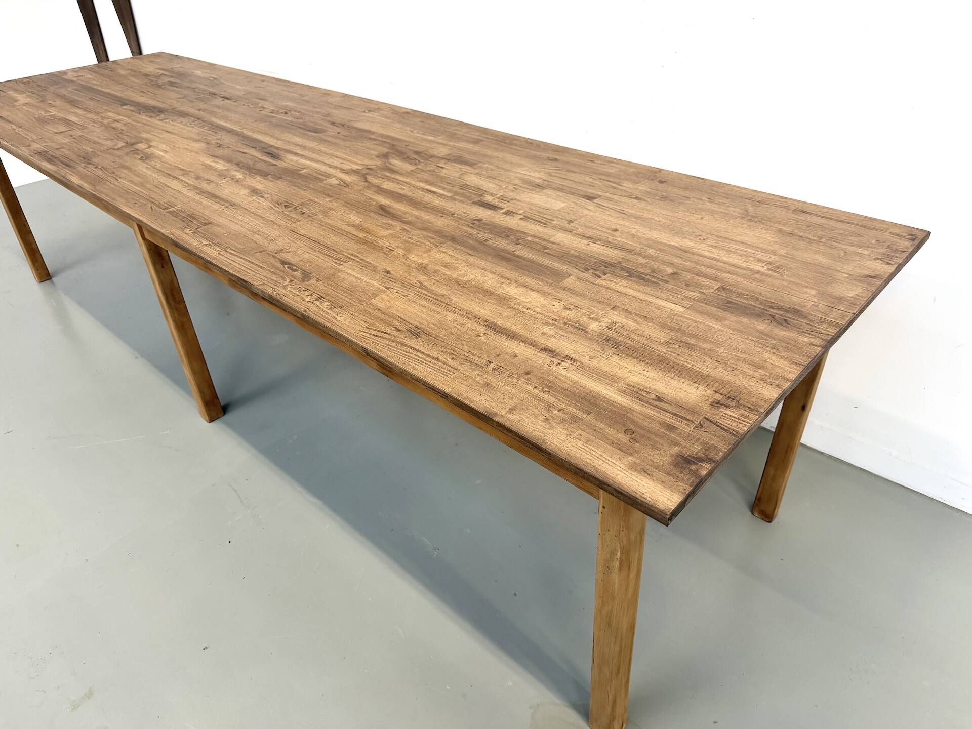 XXL table with 6 legs in solid pine and rubberwood
