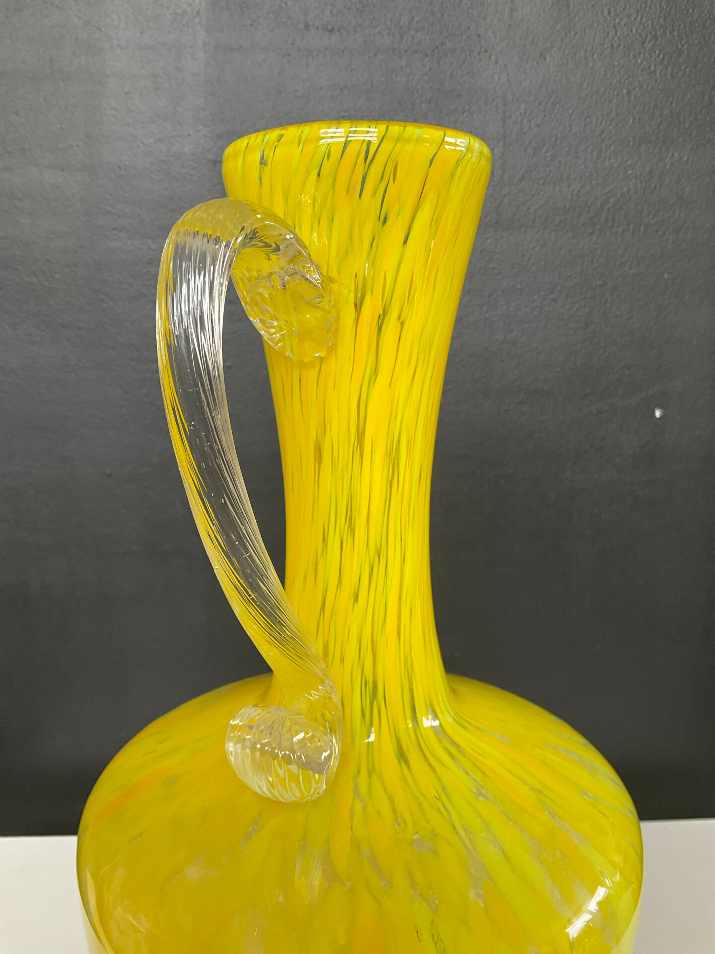 Vase à anse vintage en pâte de verre mouchetée 