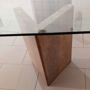 Table basse avec base en travertin et plateau en verre, années 1980.