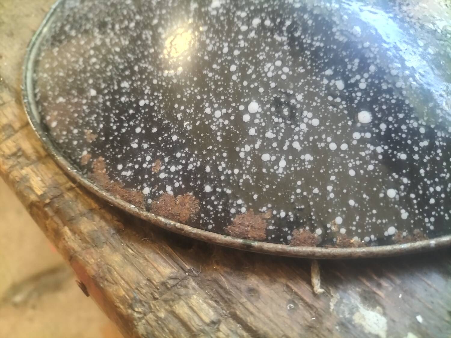 2 enamelled sheet metal suspensions