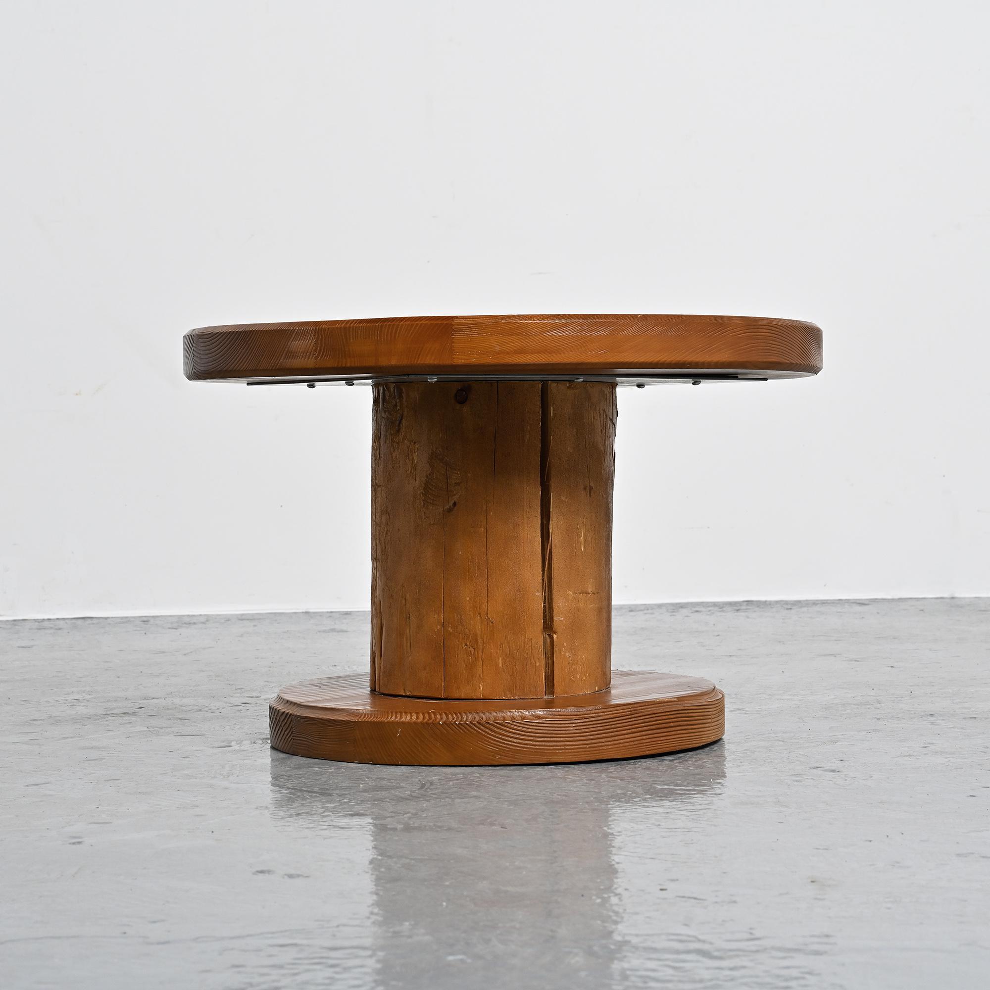 Circular coffee table, popular art 1960