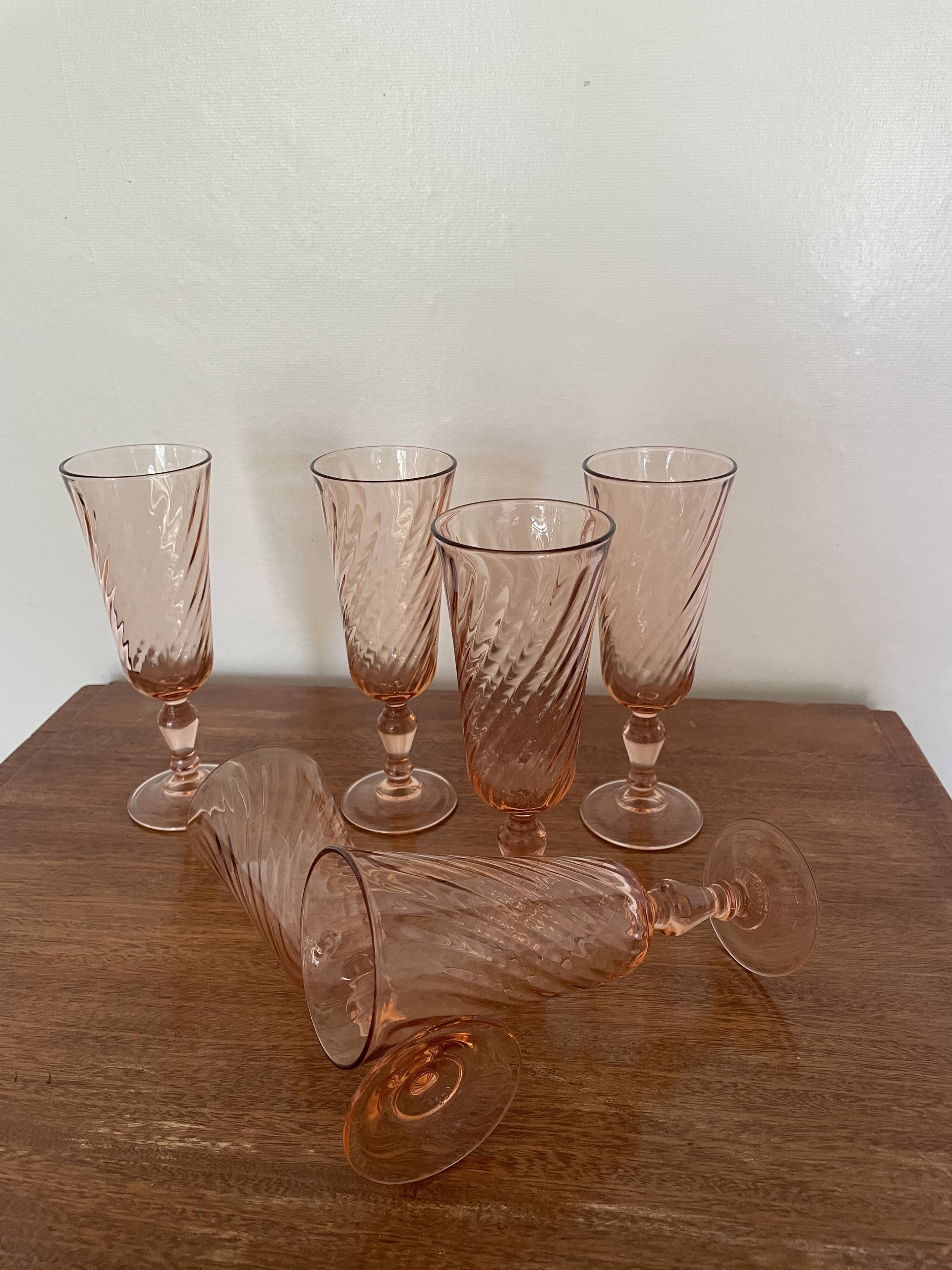 Champagne flutes in pink glass from Arcoroc Luminarc model Rosaline.