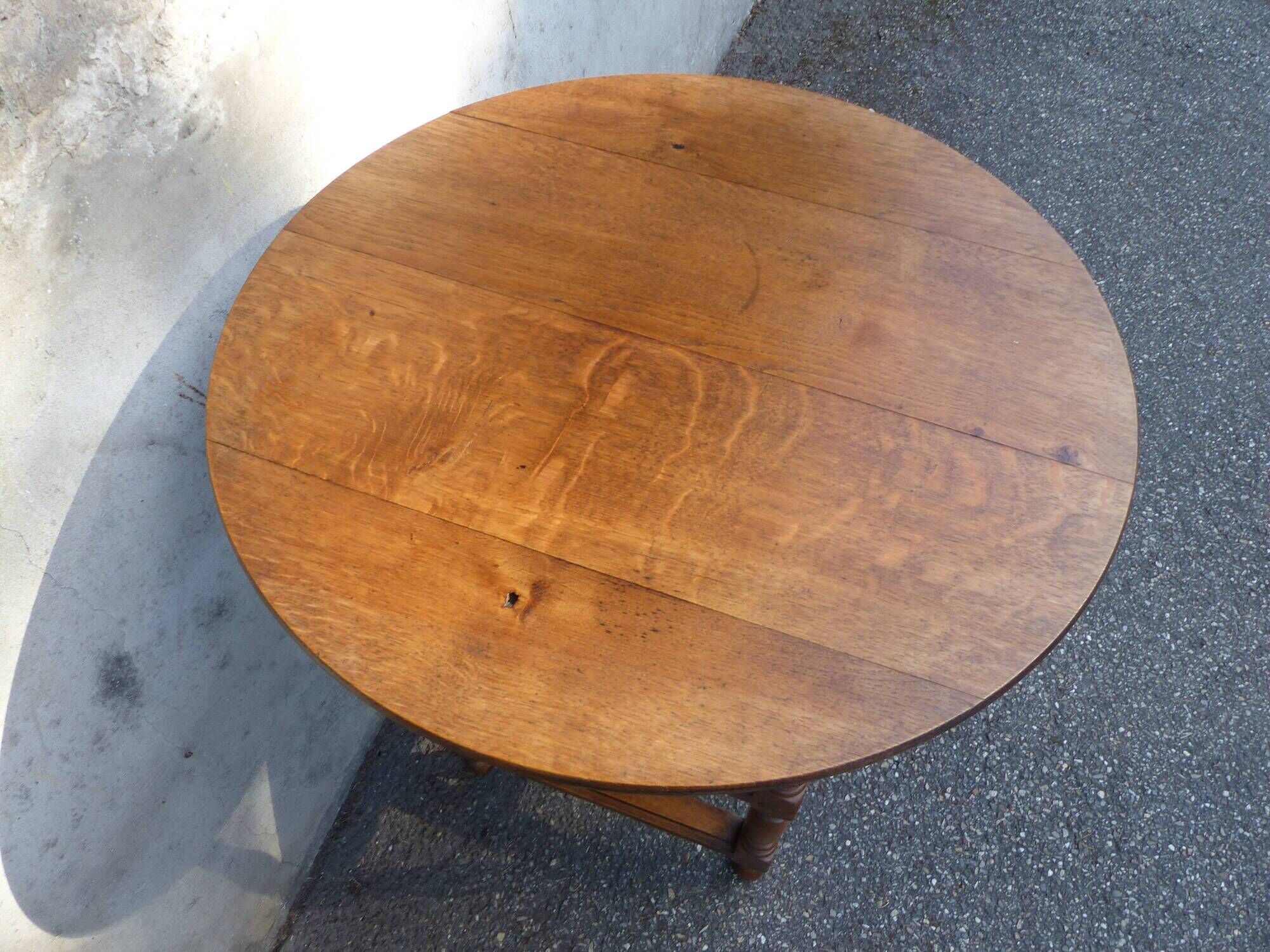 Round coffee table in solid oak