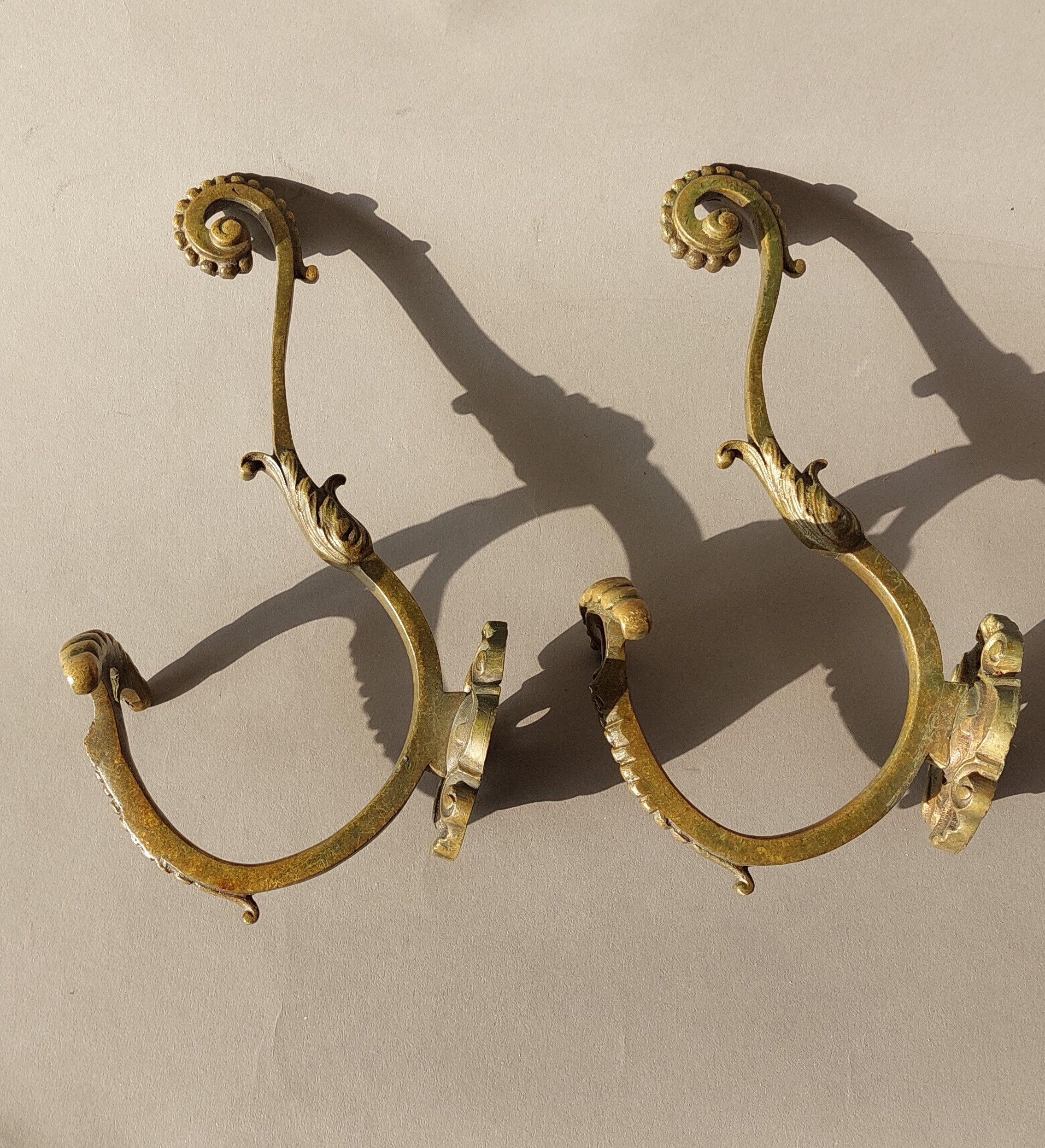 Paire de patères en bronze doré de style Louis XVI, XIXéme siècle.