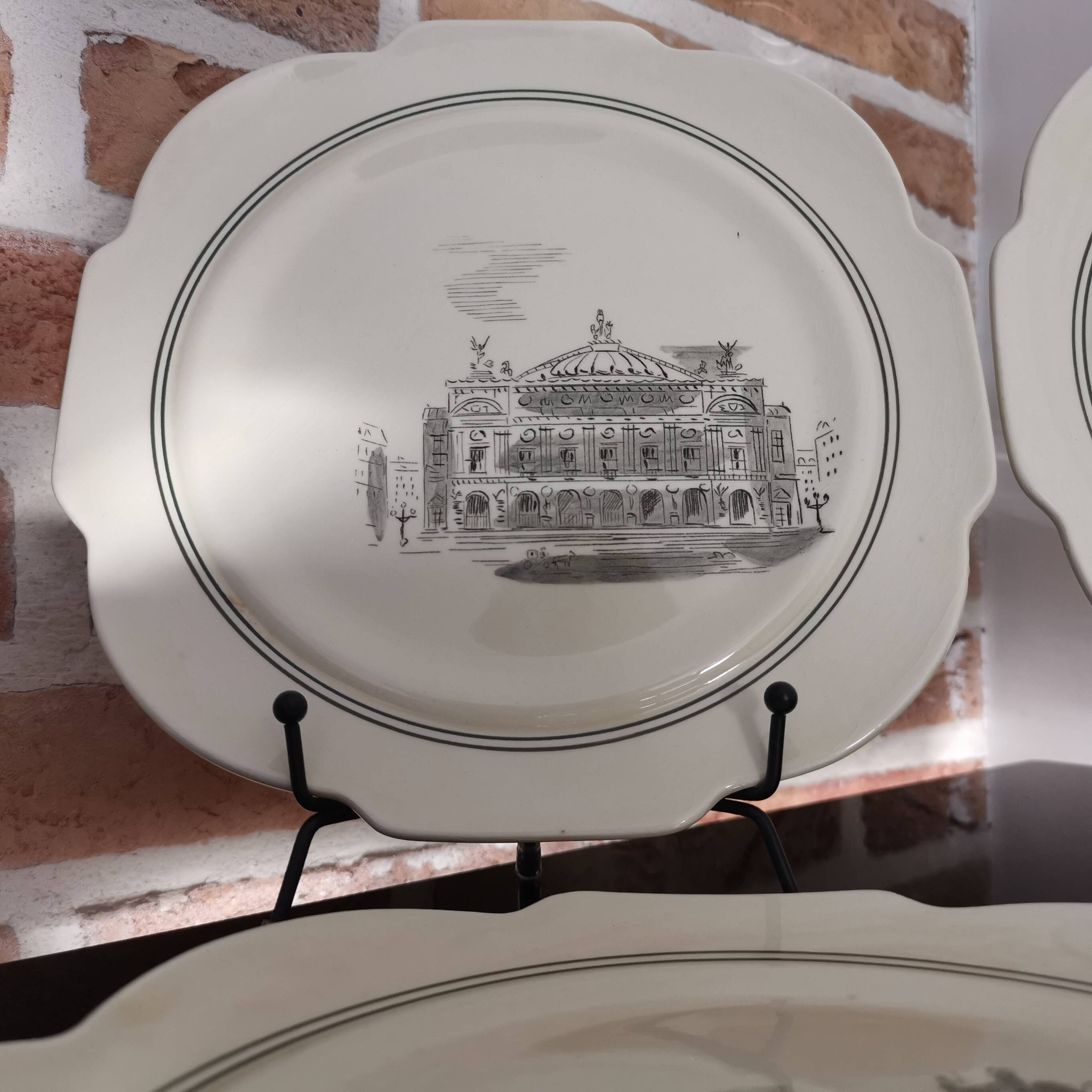 Série de 12 assiettes à dessert et son plateau à gâteaux Gien Paris Monuments