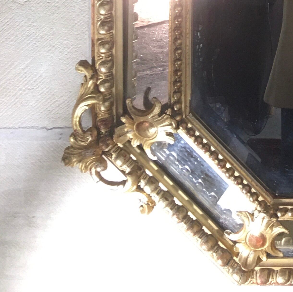 Miroir Napoléon III à parclose en bois doré et sculpté 106x150cm