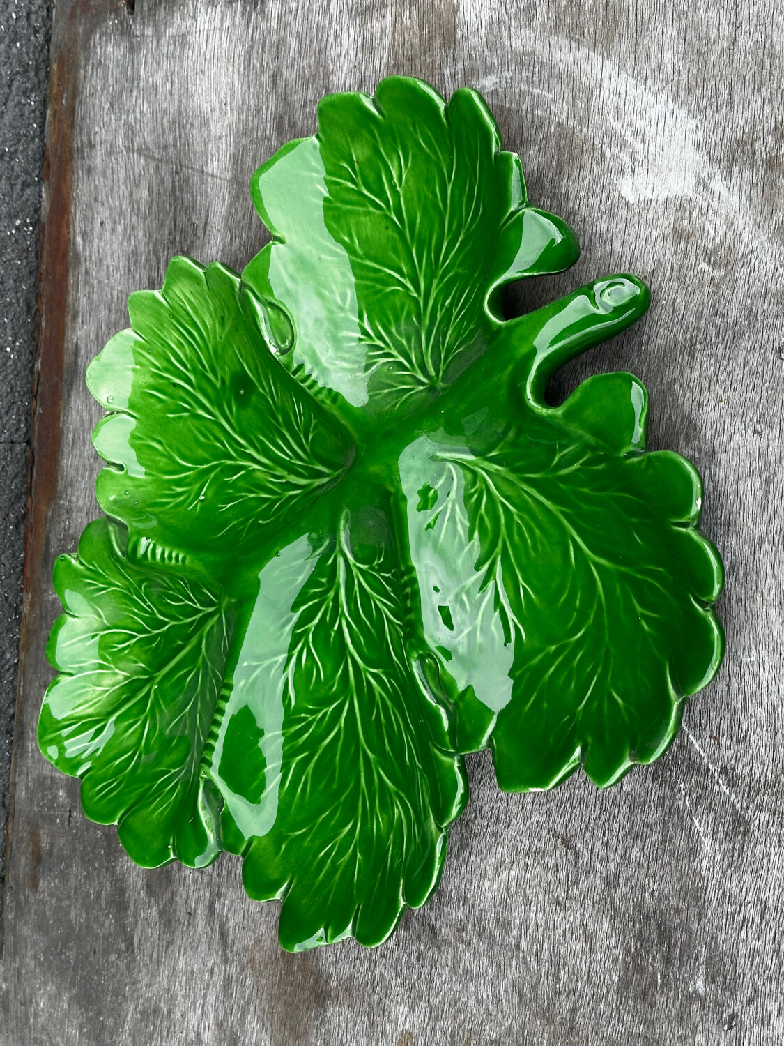 Green Ceramic Hors d'Oeuvres Dish in Leaf Shape, Art Deco Period