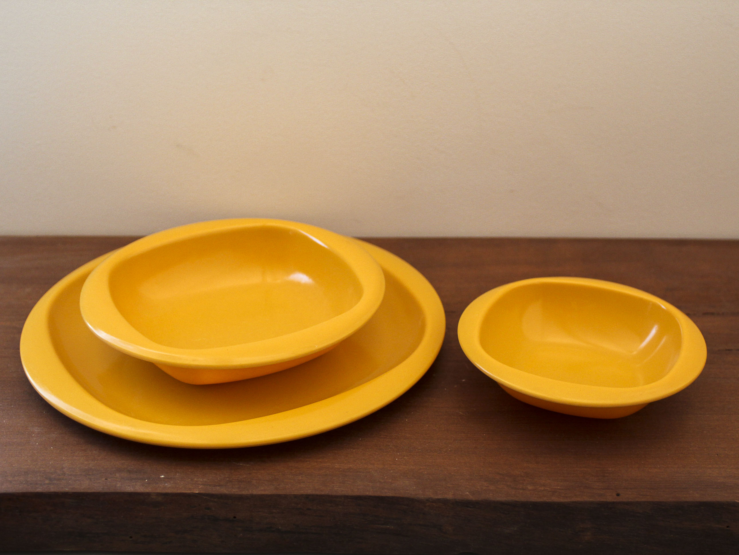 Service of vintage orange plastic plates 70s