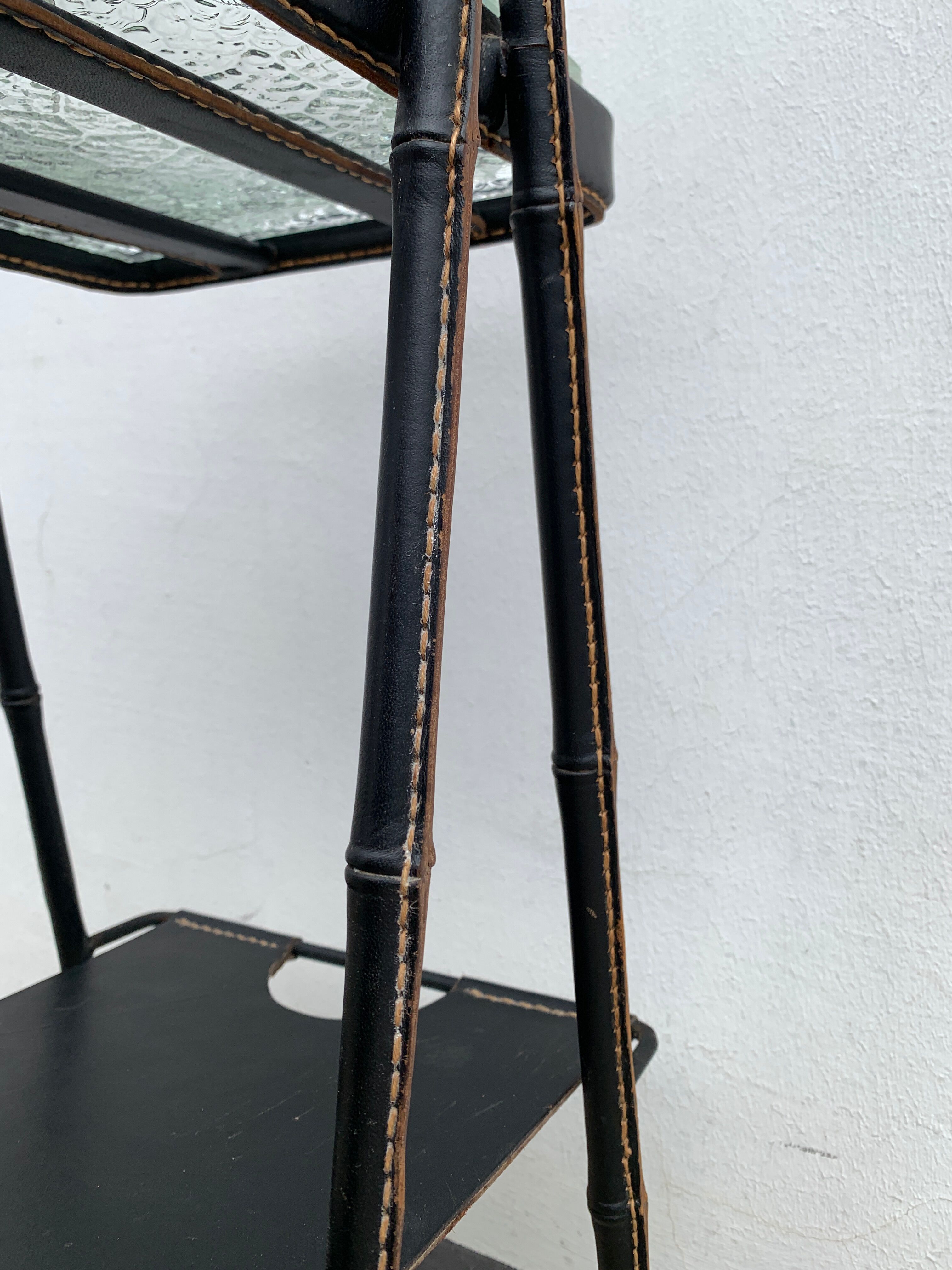 Cendrier on leather stand by Jacques Adnet, 1960