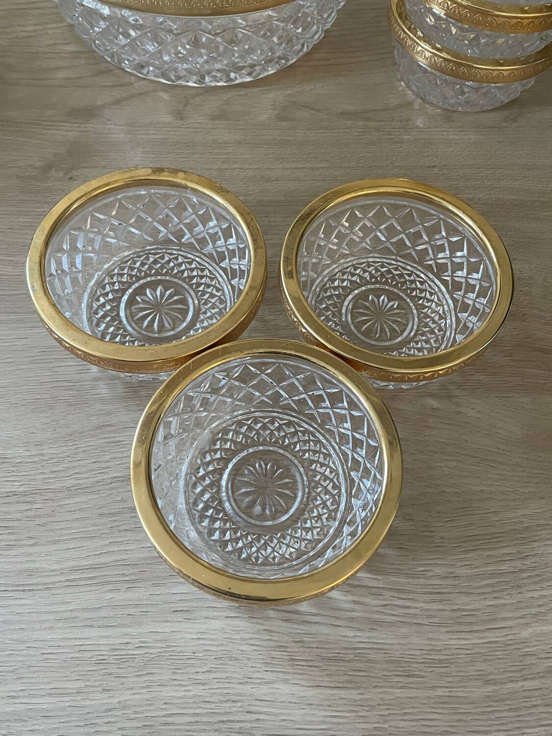 Salad bowl and cups in cut glass and brass