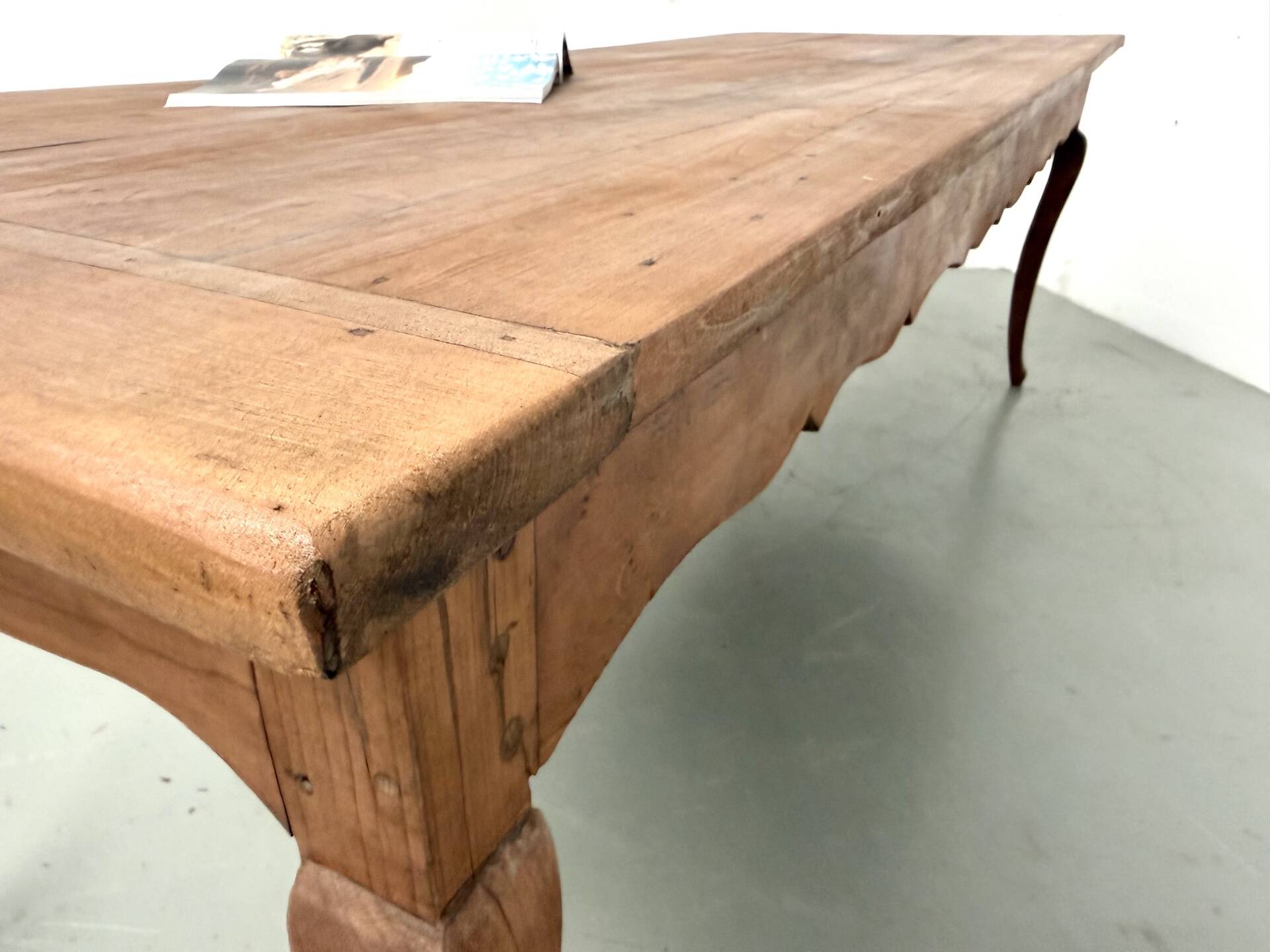Grande table de ferme en merisier massif des années 1900