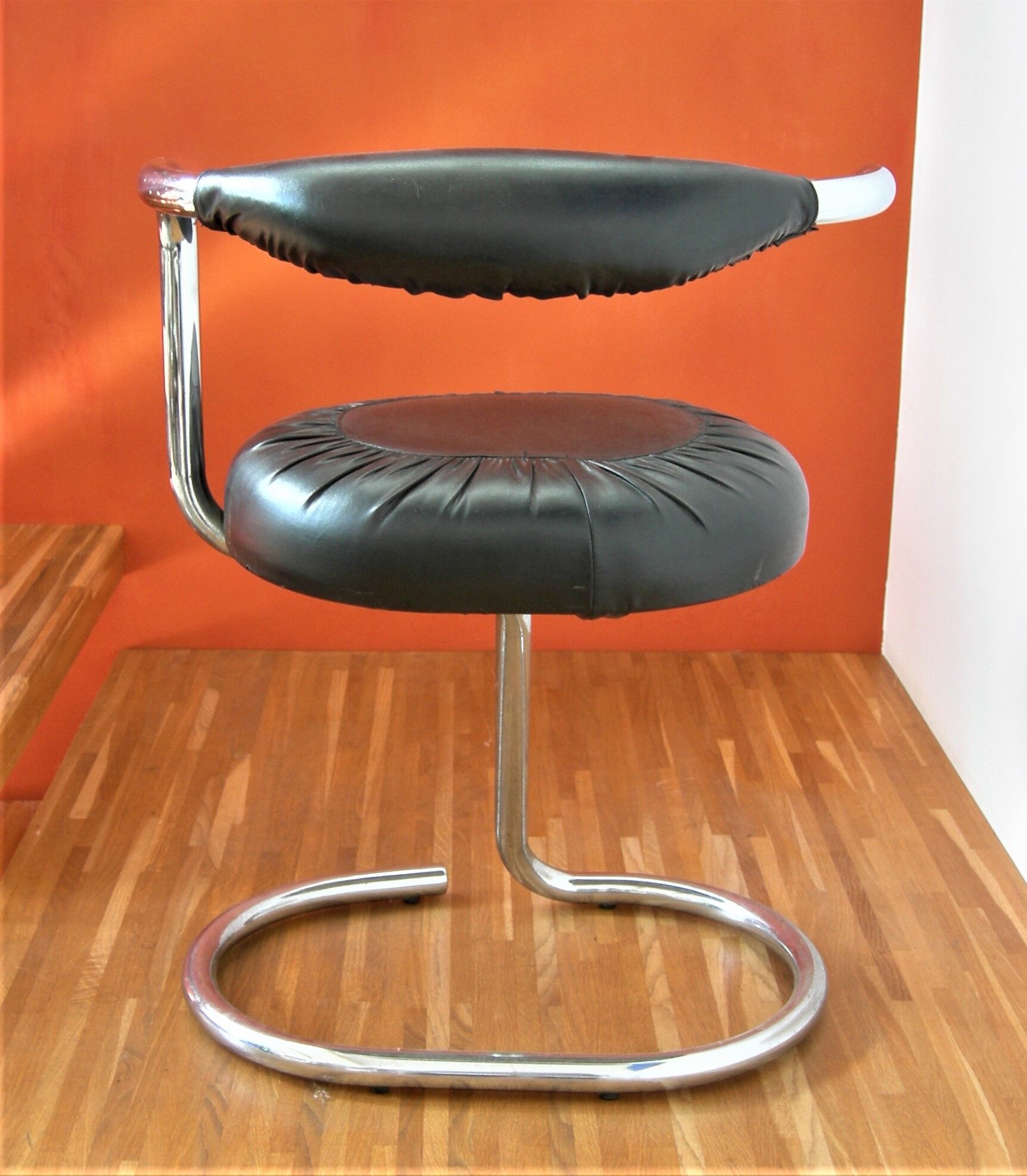 Suite of 4 Cobra chairs by Giotto Stoppino