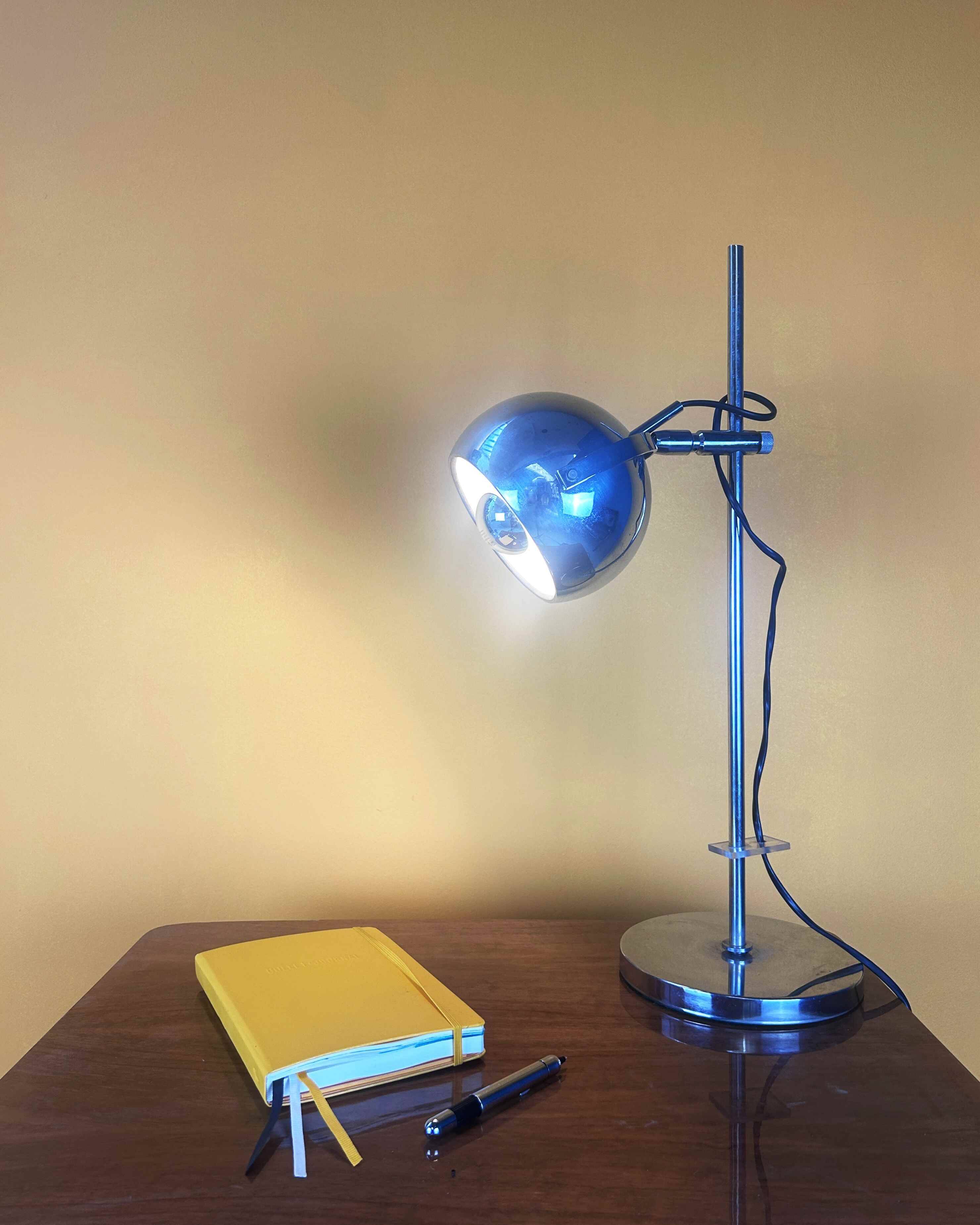 Large eyeball lamp