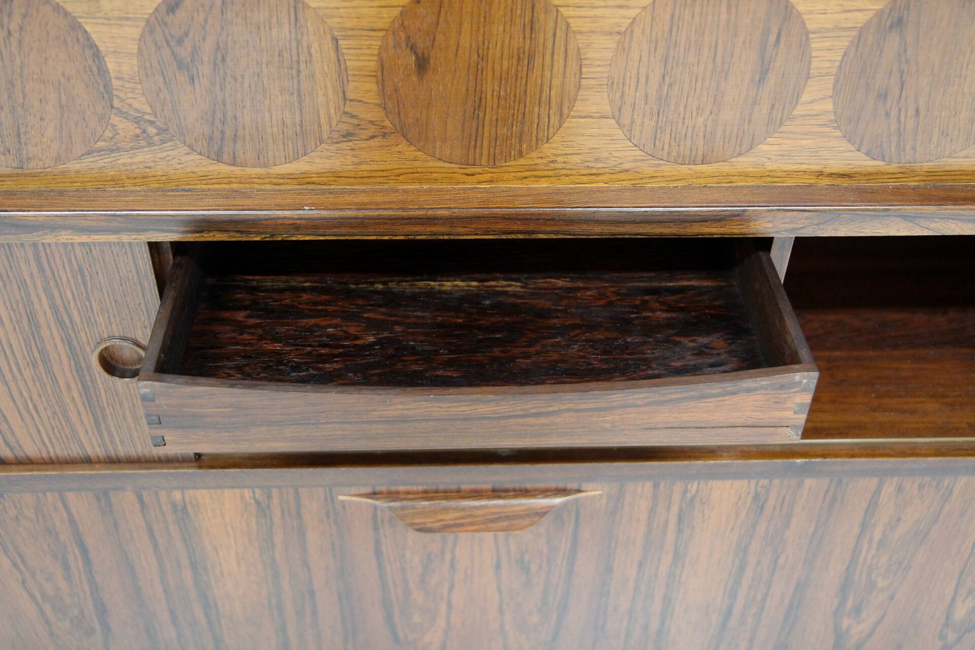 Rosewood bar cabinet "SK 661" and its 2 stools, Johannes Andersen, Denmark, 1960