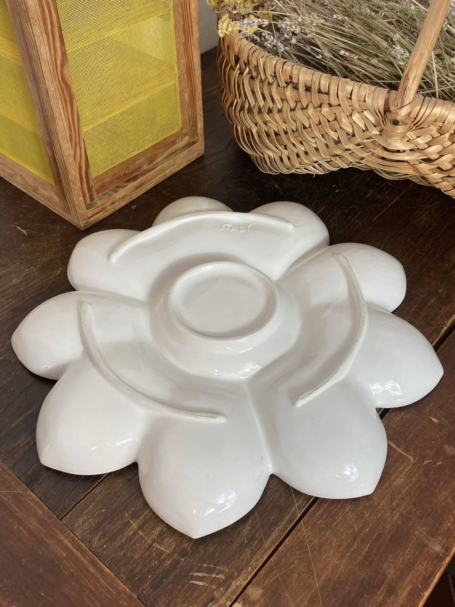 Plat compartimenté, grande fleur en céramique, Italie