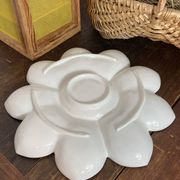 Plat compartimenté, grande fleur en céramique, Italie