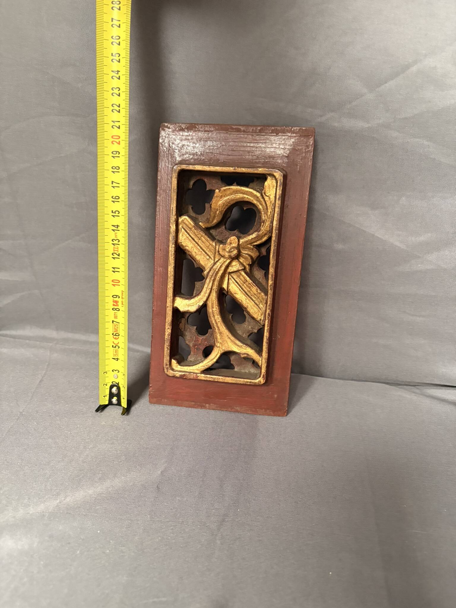 Ancien panneau en bois sculpté décor laqué doré fleurs et feuille de grenade, Chine