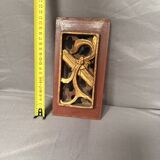 Ancien panneau en bois sculpté décor laqué doré fleurs et feuille de grenade, Chine