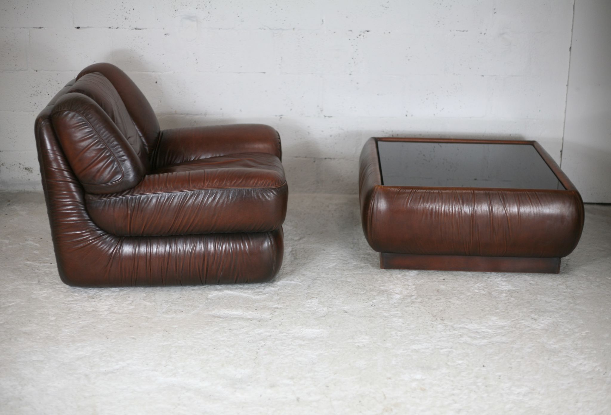 Ensemble fauteuil et table basse cuir, Italie, circa 1970. space age