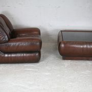Ensemble fauteuil et table basse cuir, Italie, circa 1970. space age
