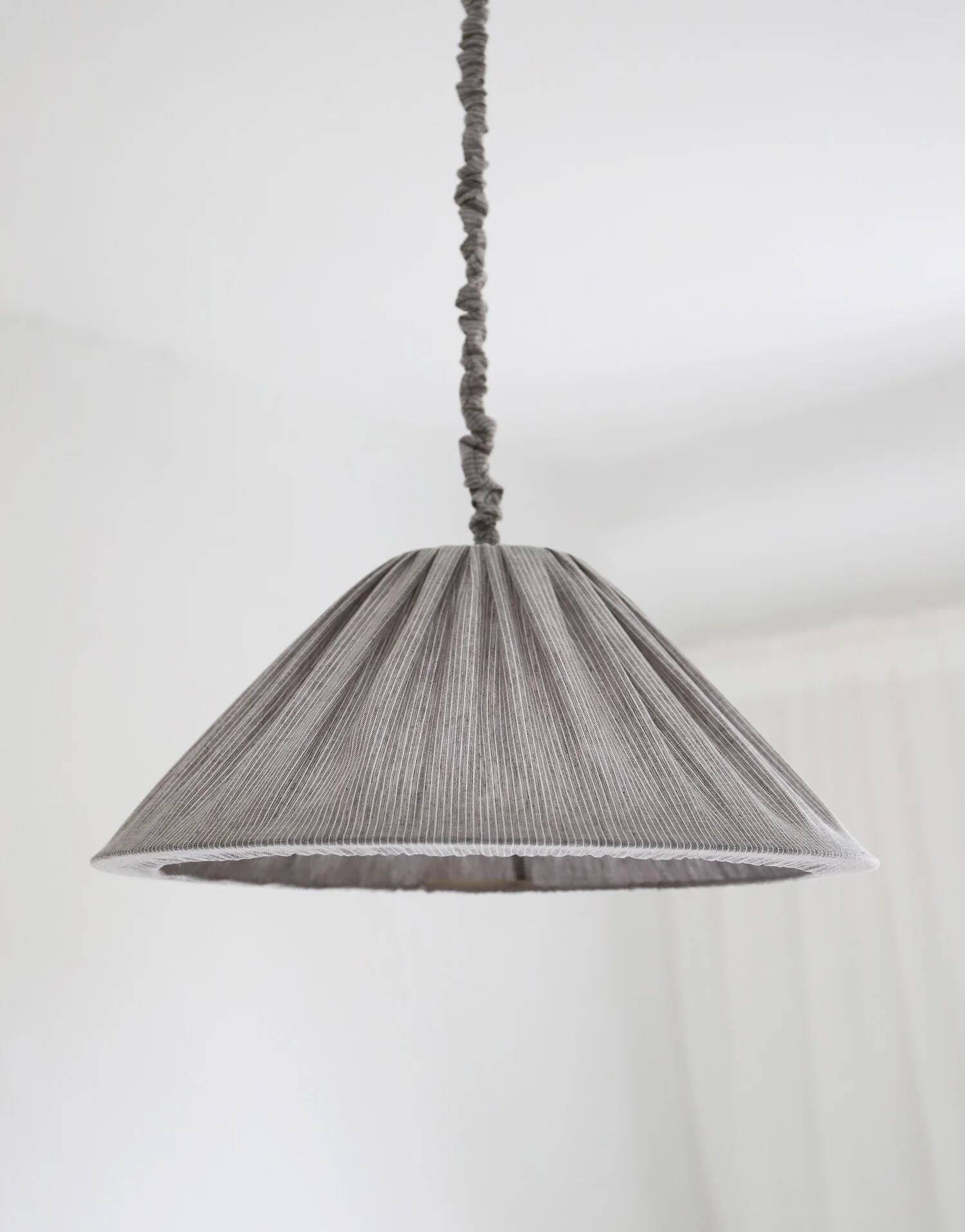 Suspension en lin et coton plissé "Malala" fines rayures classic grey