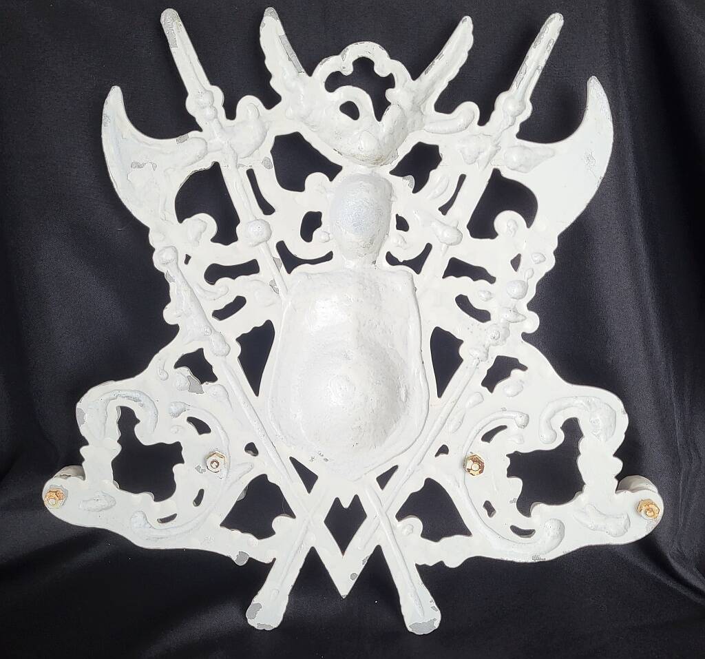 Porte-manteau mural vintage à 4 crochets en aluminium moulé, orné d'héraldique.