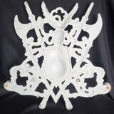 Porte-manteau mural vintage à 4 crochets en aluminium moulé, orné d'héraldique.