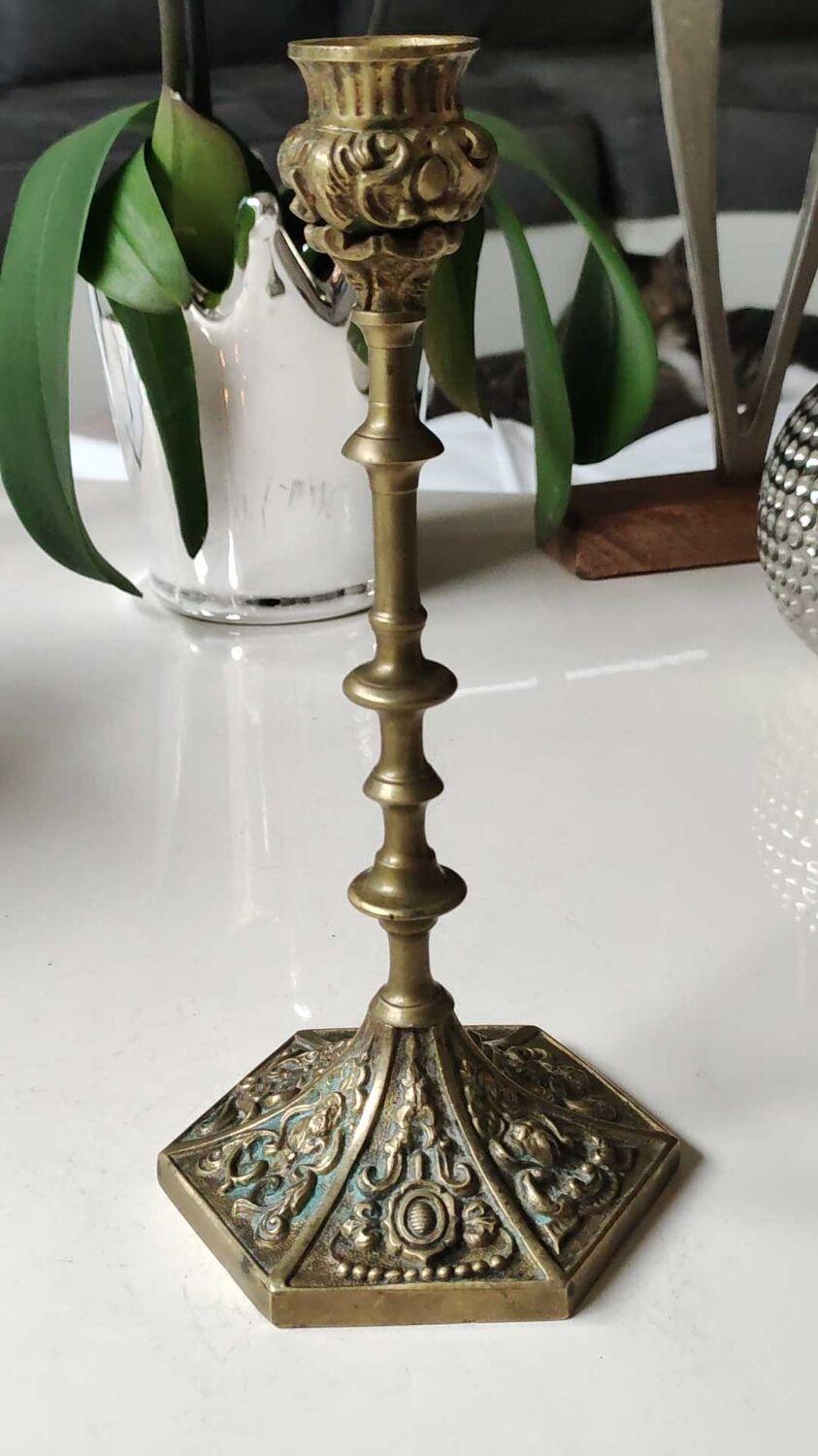 Baroque/Antique style torch candleholder, nineteenth, gilded bronze. Head motifs, volute arabesques