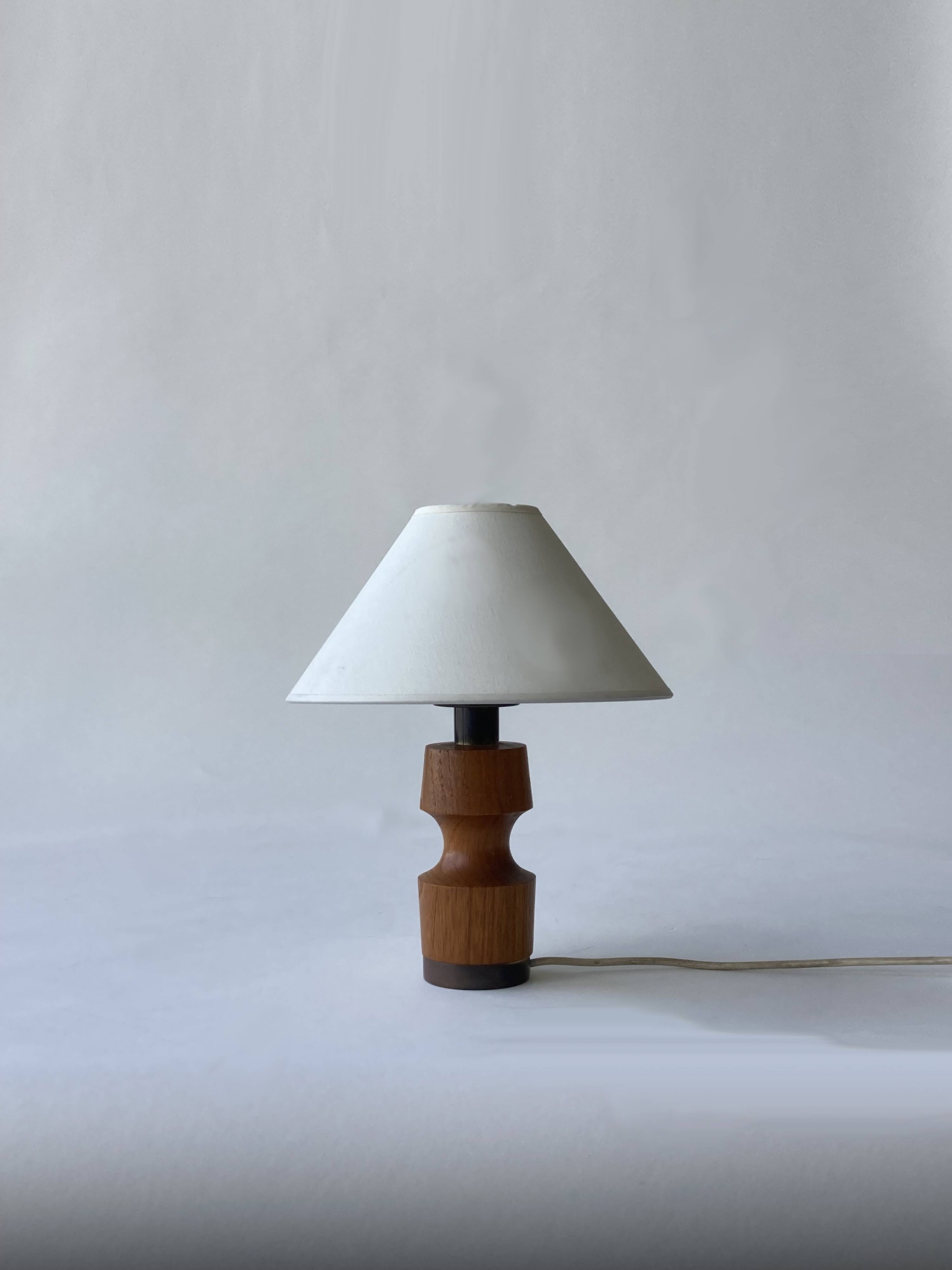 Vintage 1960s Luxus Carved Wood Lamp