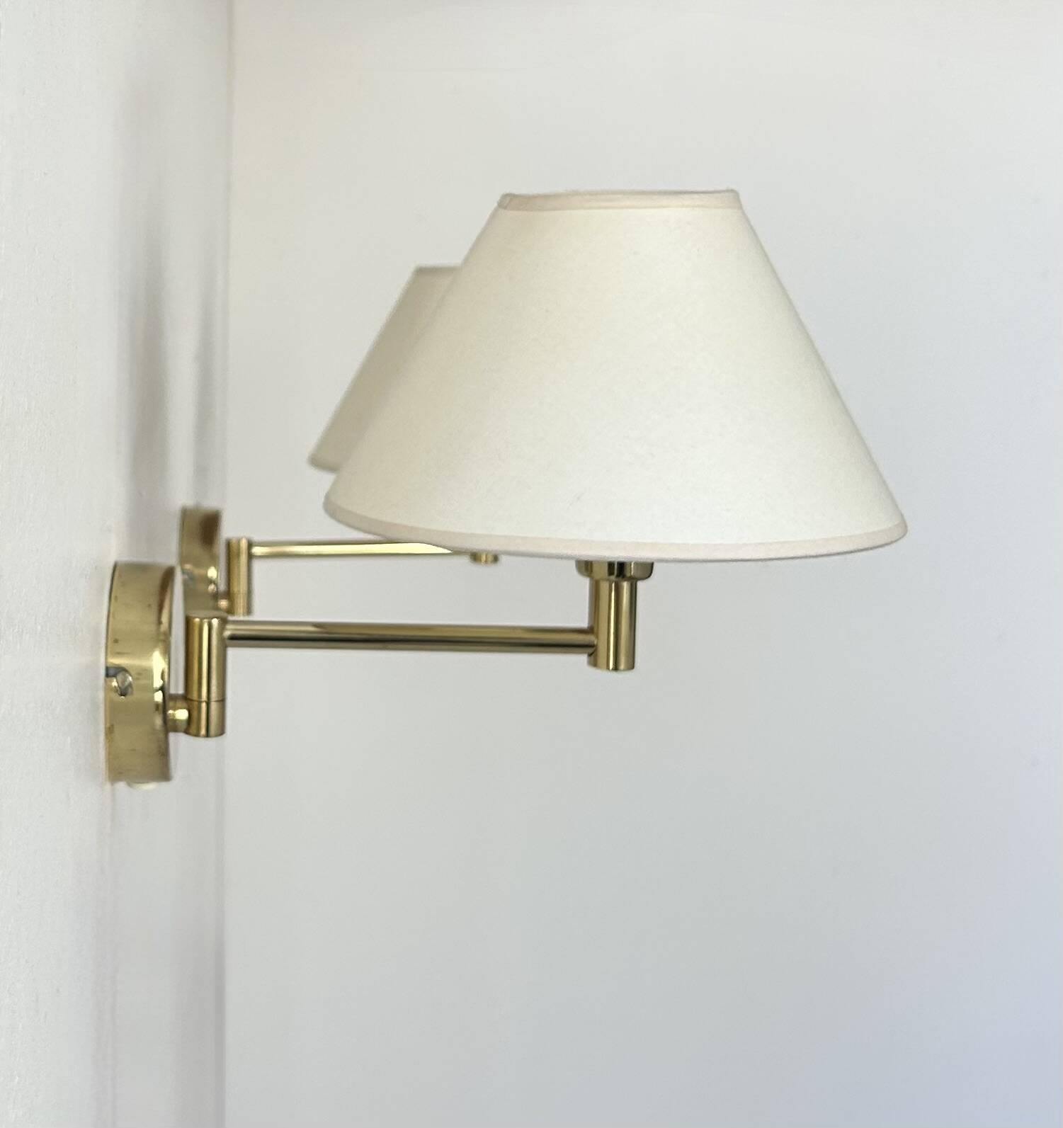 Paire d'appliques vintage orientable, laiton et tissu beige, France, 1970