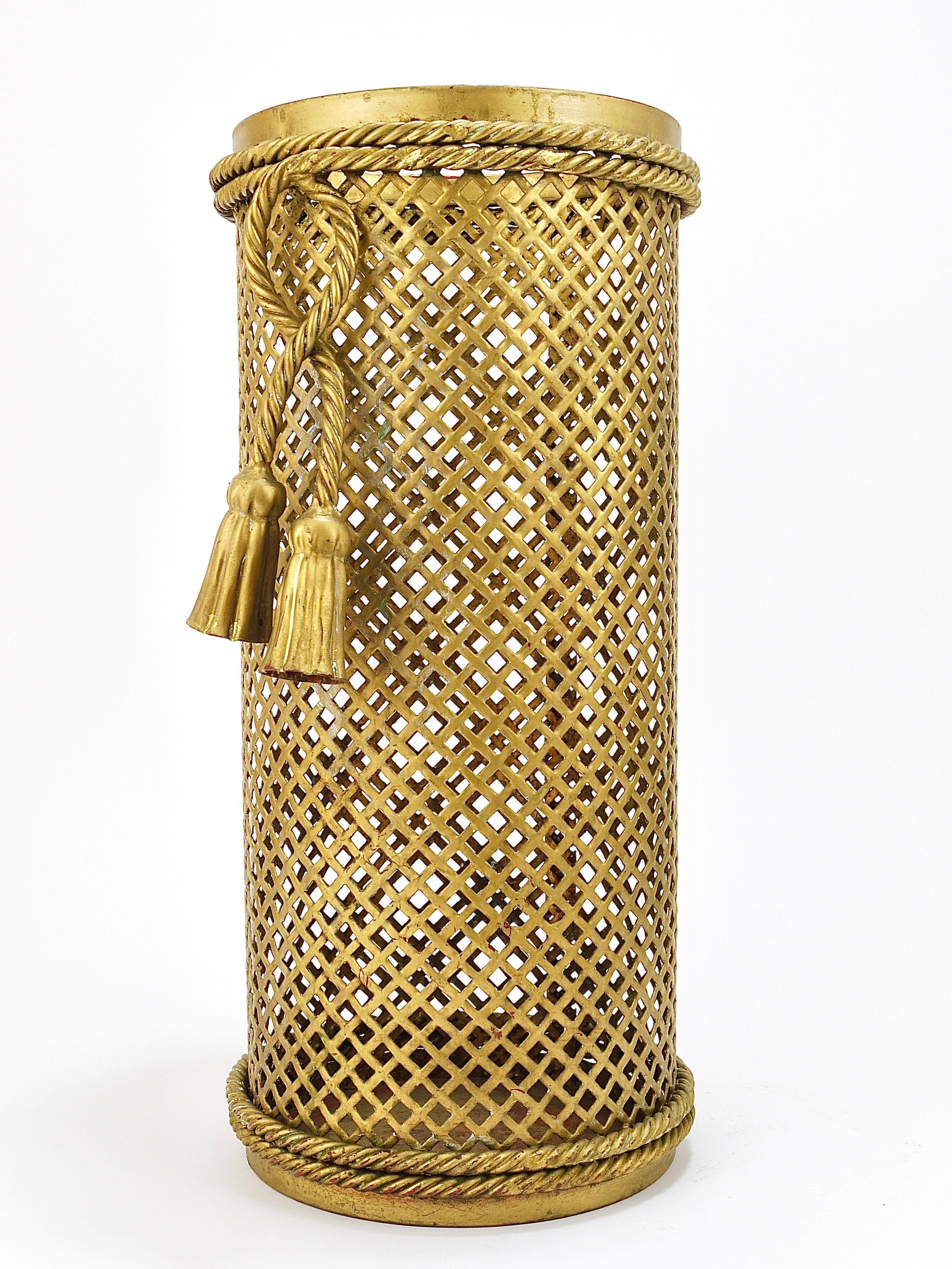 Hollywood Regency umbrella stand in gold metal with cord and tassels, Li Puma Firenze, 1950.
