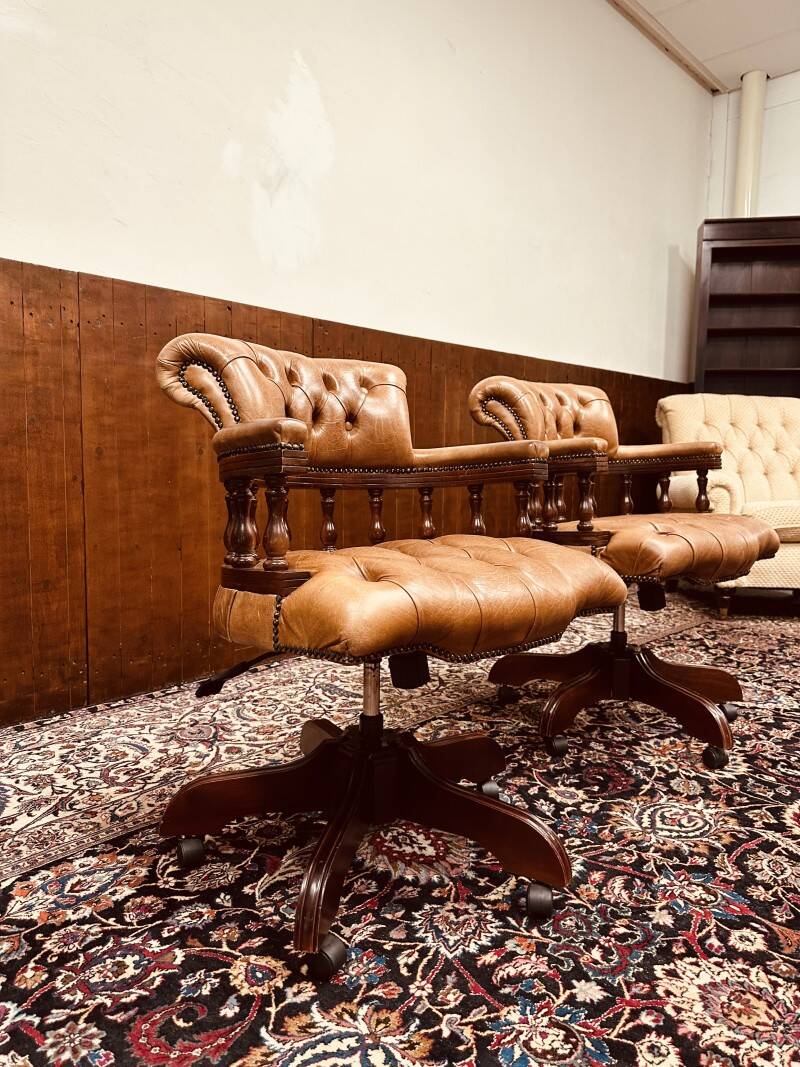 Ensemble de chaises de bureau Chesterfield English Captain Chairs marron