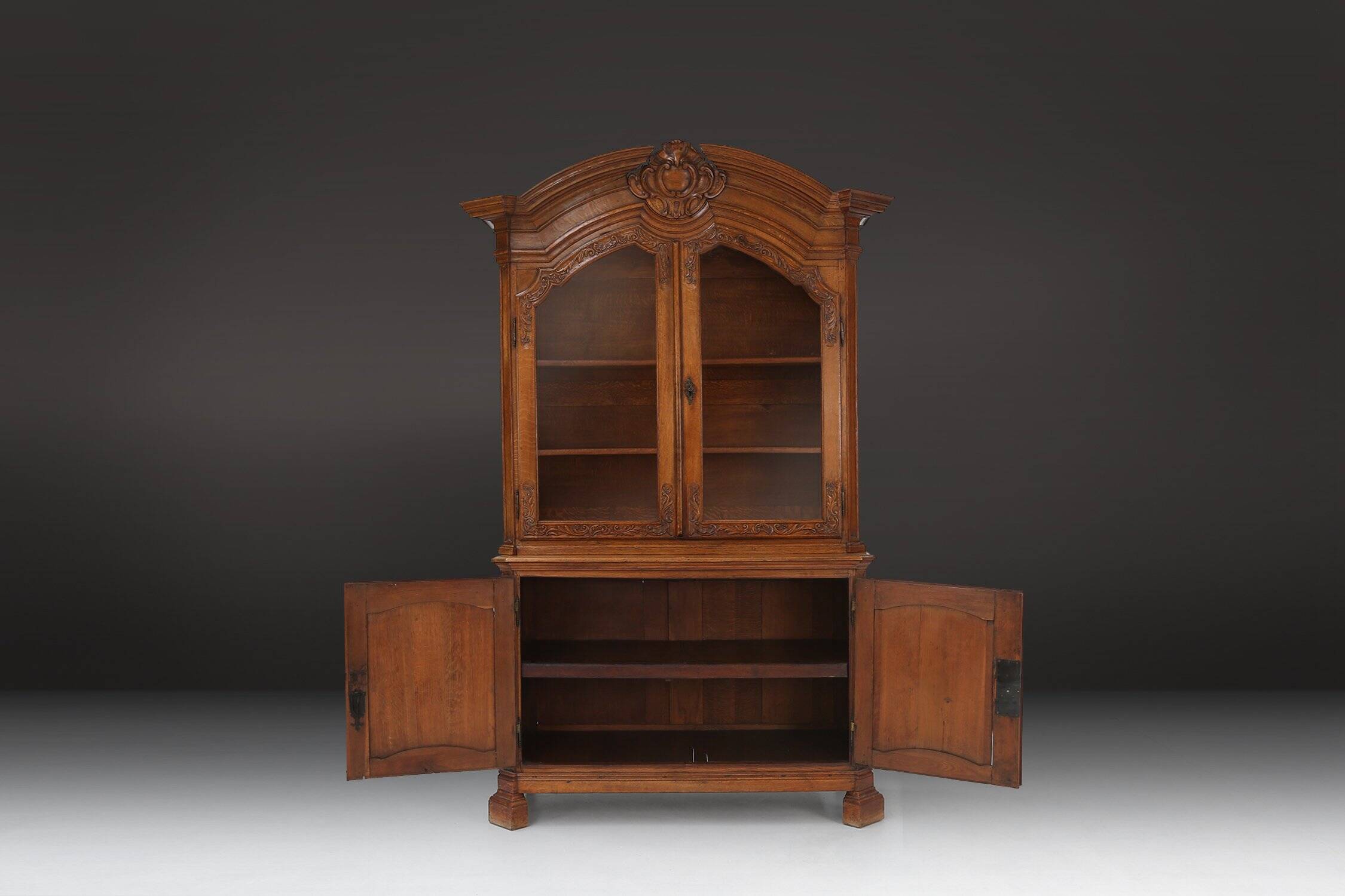 Vaisselier vitré en bois sculpté, Belgique, XVIIIe siècle