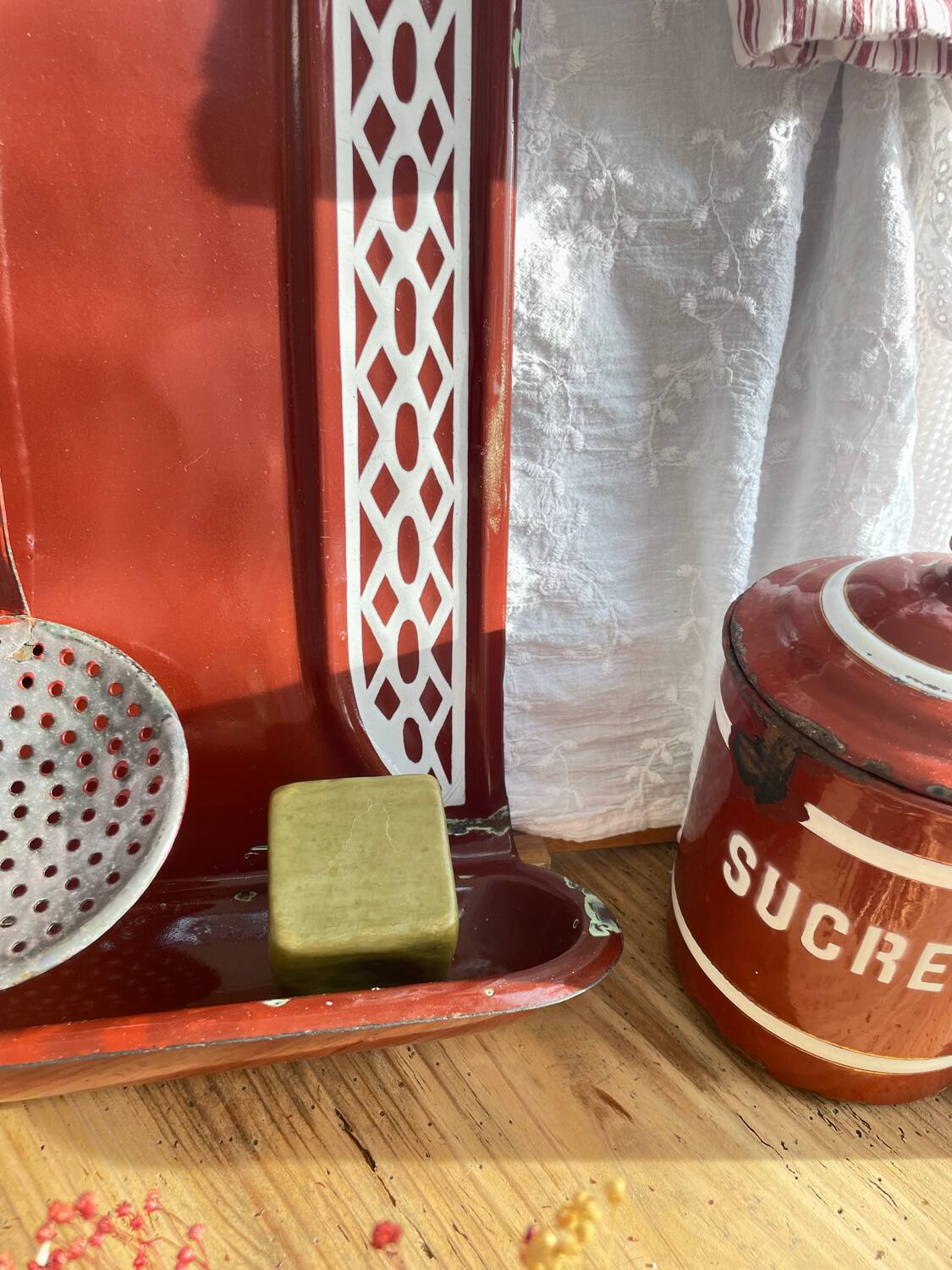 Enamelled kitchen sheet metal plate