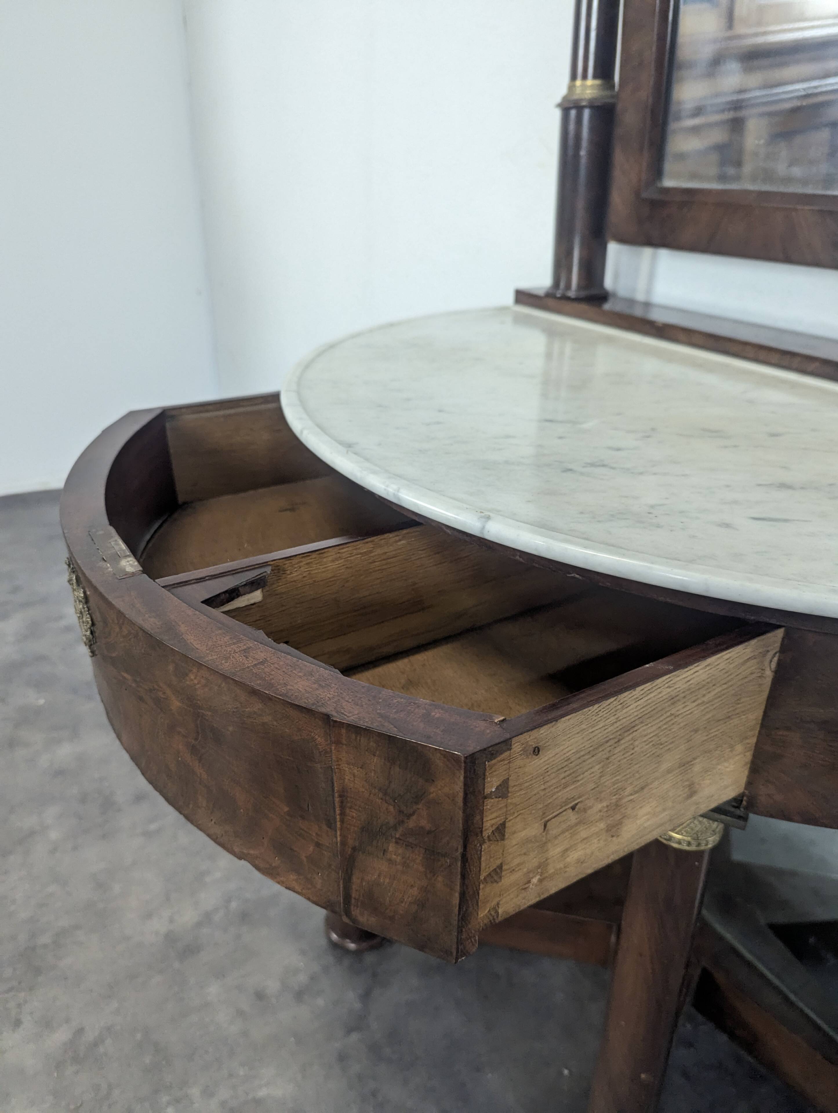 Rare coiffeuse demi à fond de glace époque Empire