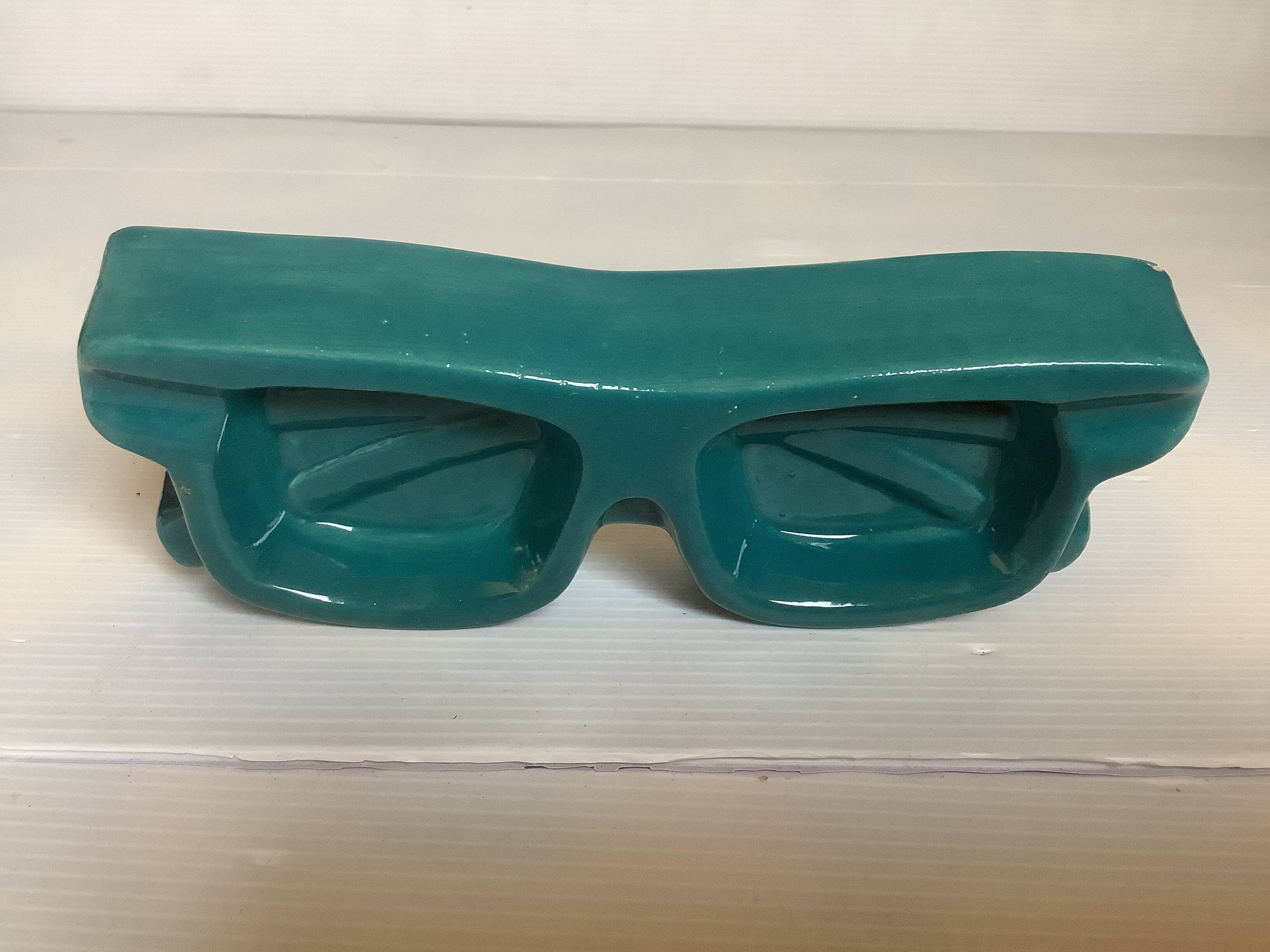 Eyeglass-shaped ring holder/trinket tray