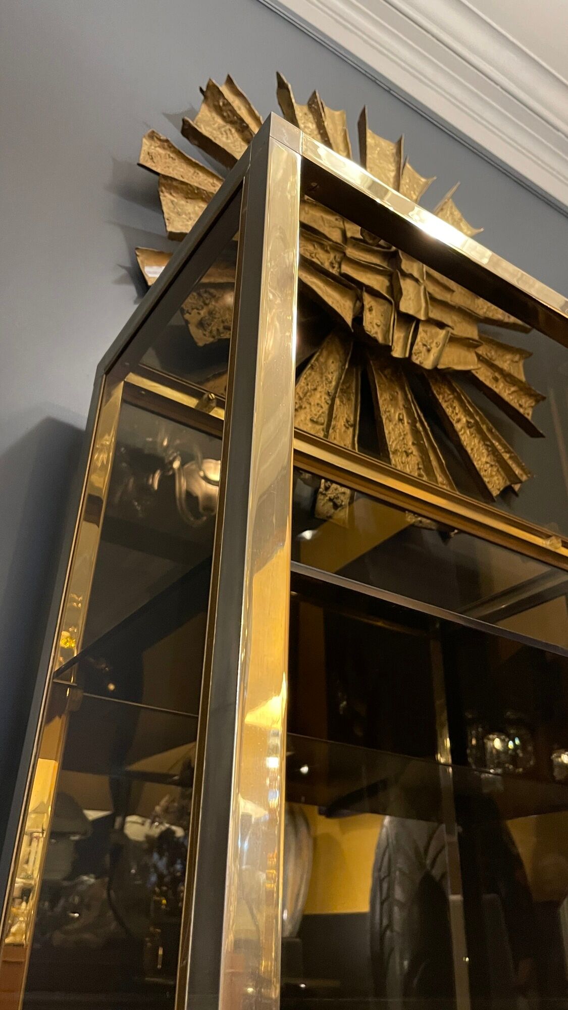 Hollywood Regency style bookcase shelf, gilded brass and black lacquered wood, 1970