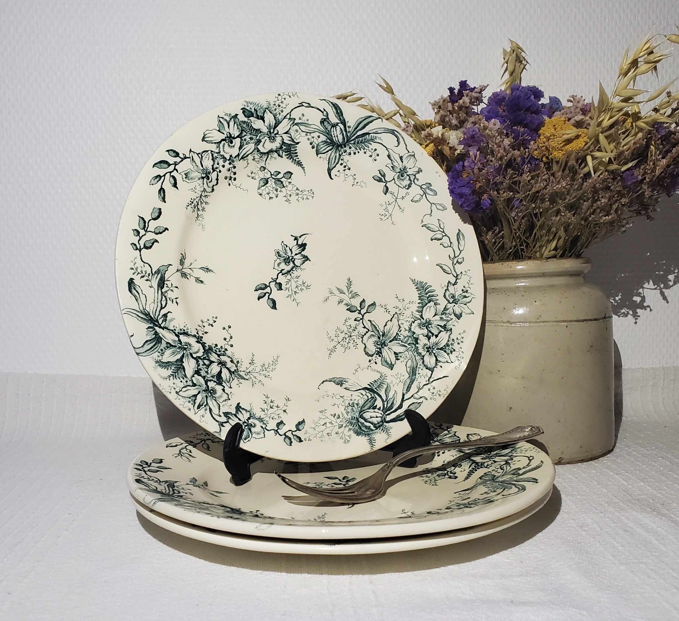 Flat plate of the earthenware factory of Salins model Cyclamen