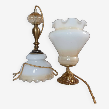 Duo de lampes à poser et baladeuse globes opalines volantés blancs
