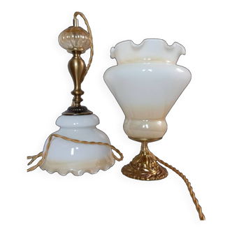 Duo de lampes à poser et baladeuse globes opalines volantés blancs