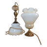 Duo de lampes à poser et baladeuse globes opalines volantés blancs