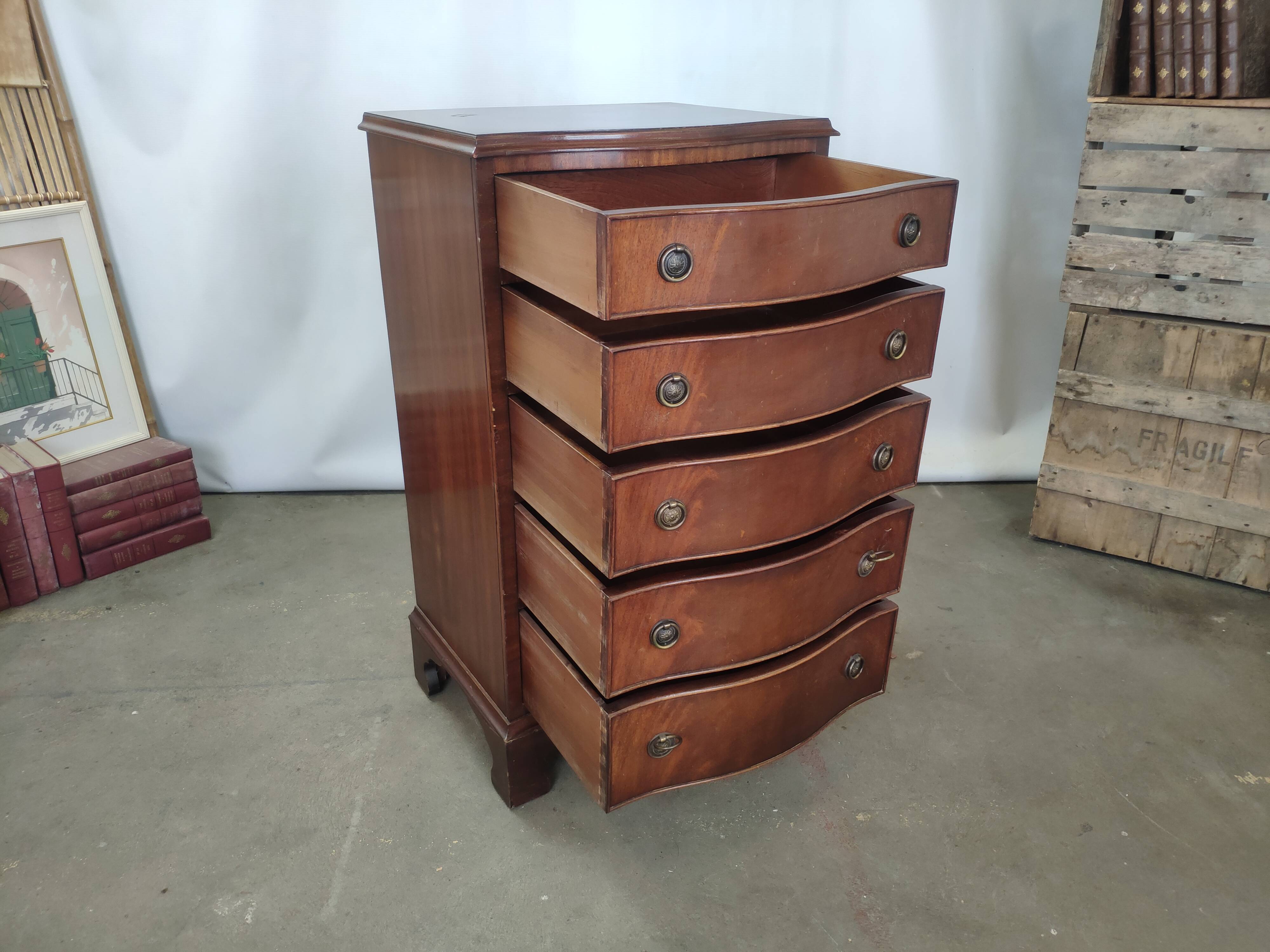 Commode galbée acajou 5 tiroirs poignée anneaux