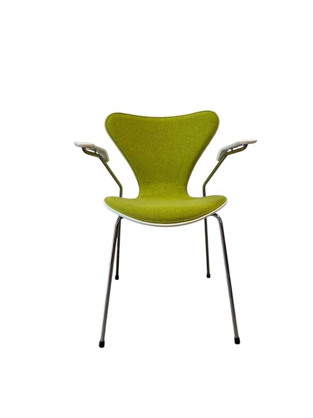 Bright green vintage chair with armrests, Fritz Hansen Series 7