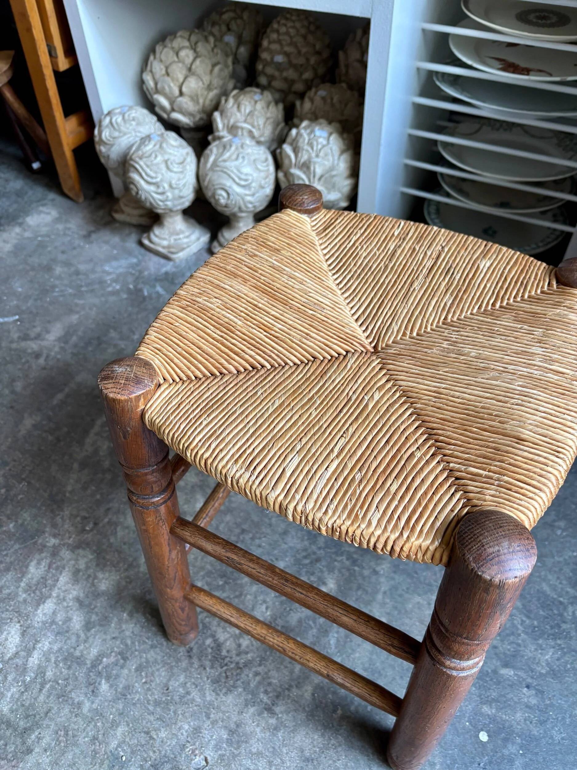 Tabouret en paille tressée et bois