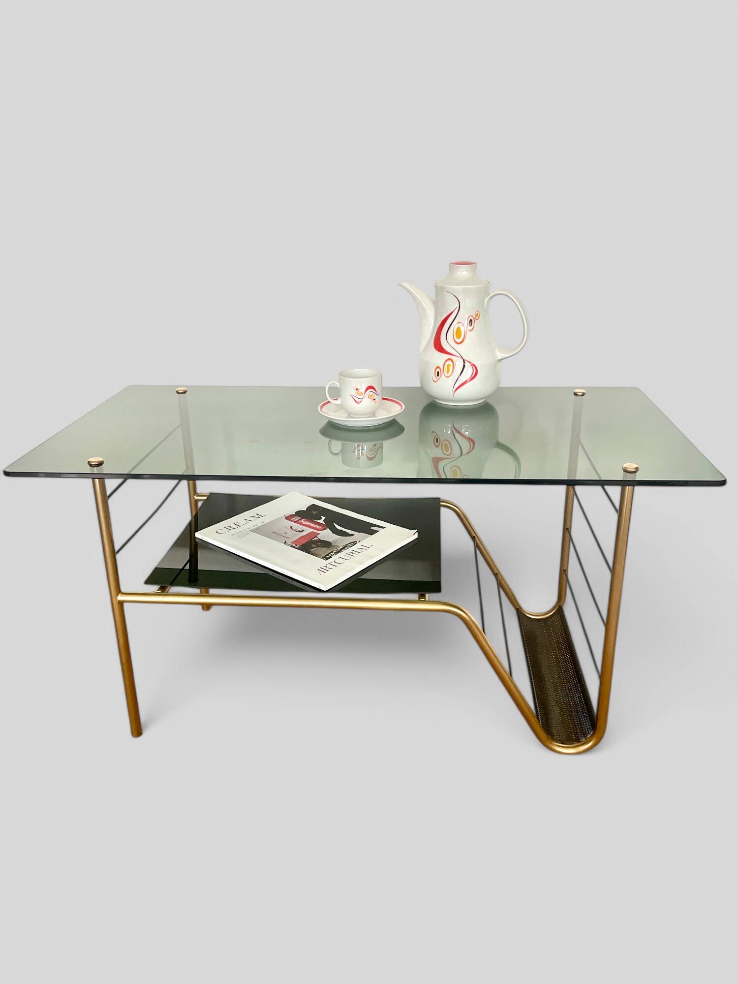 Table basse moderniste en métal et verre fumé