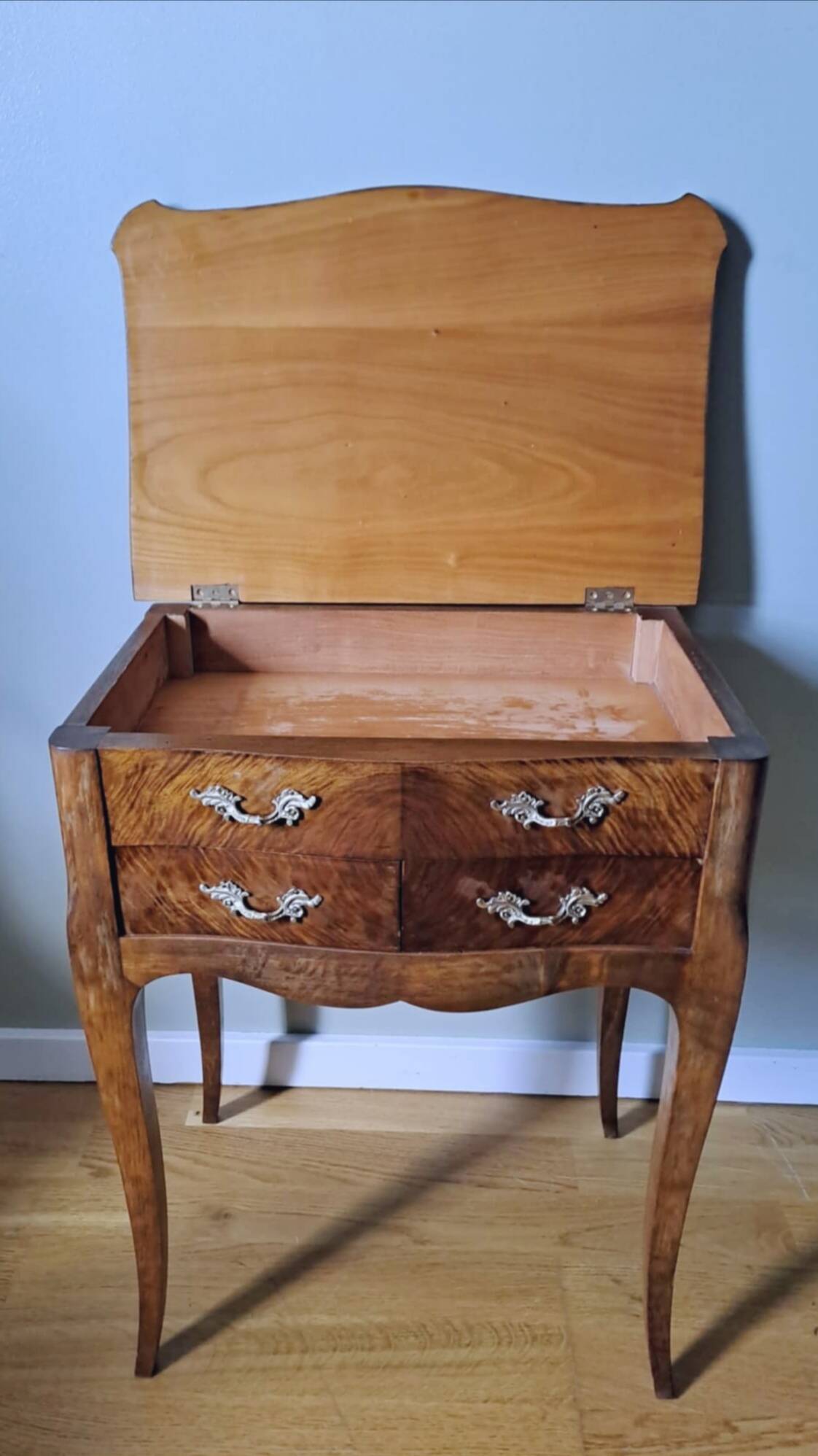 Antique chest of drawers