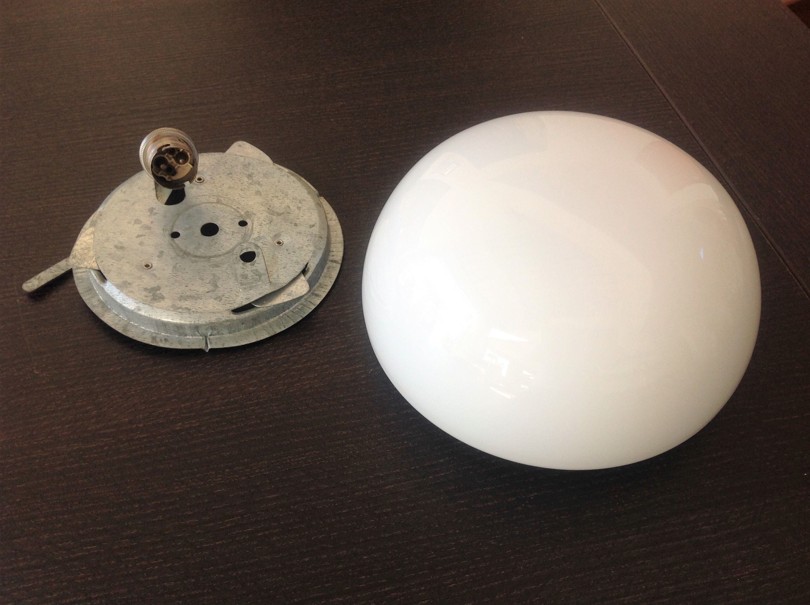 Plafonnier demi lune en opaline blanche années 60/70