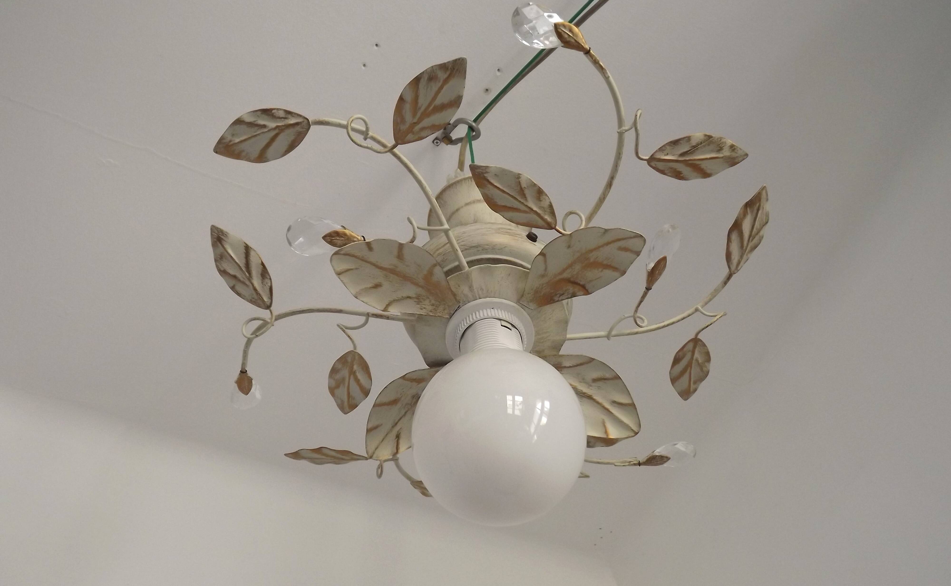 Lustre semi-encastré vintage charmant avec des feuilles et des perles en verre cristal.